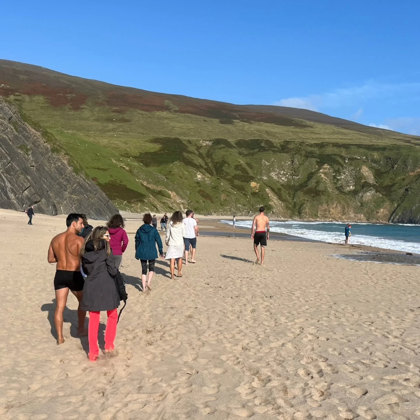 🇮🇪 𝑷𝒐𝒘𝒆𝒓 𝑨𝒅𝒗𝒆𝒏𝒕𝒖𝒓𝒆 𝑰𝒓𝒆𝒍𝒂𝒏𝒅 ✅
5 days of challenge, connection, and pure Donegal magic &mdash; rugged landscapes, rich culture, and unforgettable moments.

Our group of 12 came from all over the world, each bringing their own ene