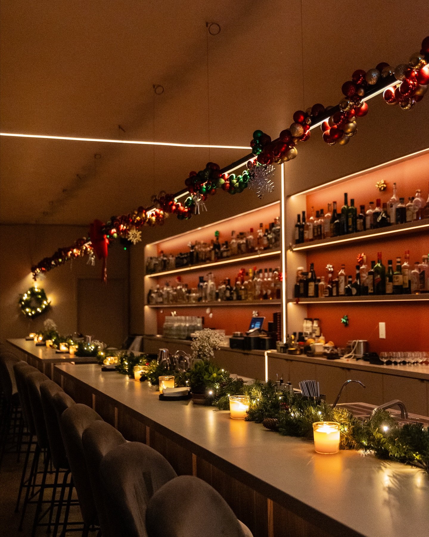 Suite115 is ready for the holiday season with extra cozy vibes! 🎄✨
Our Christmas menu is officially LIVE! Come warm up with a festive drink!🍹

#suite115 #torontochristmas #christmascocktail #christmasbar