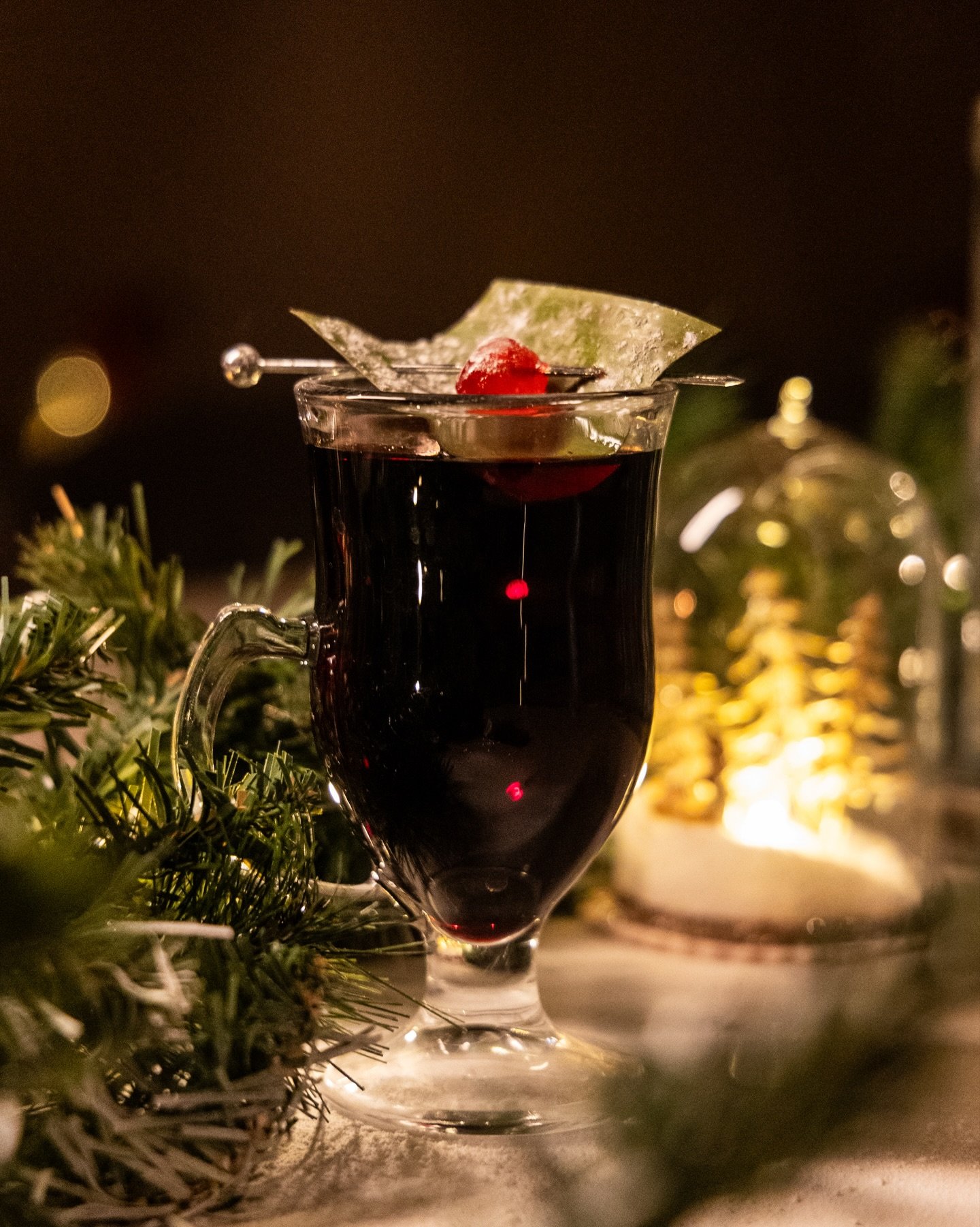 Who can resist warm winter drinks?♨️
Swipe to see who will be greeting you tonight (he&rsquo;s bigger than you think ;) 

#suite115 #christmasbar #torontochristmas