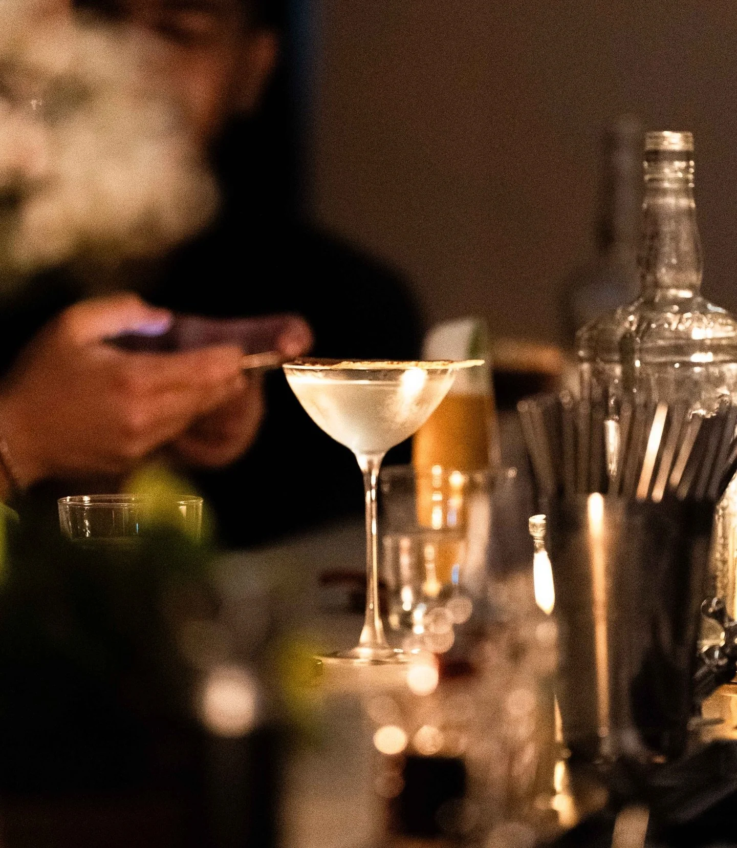 Happy Black Friday!
Shopping bags in one hand, cocktail in the other? 🎁 

#suite115 #torontococktails