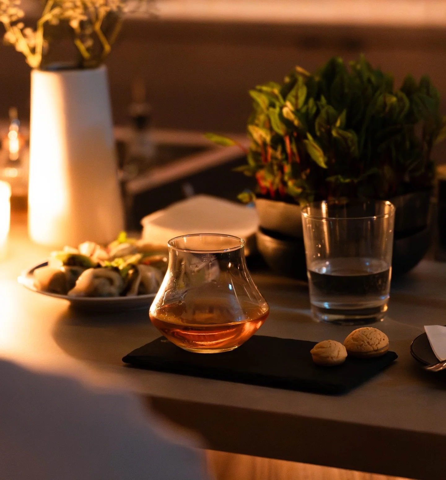 Friday again! It&rsquo;s time to clock out and bottoms up ;) 🥂🎄 

#suite115 #torontococktail #torontochristmas