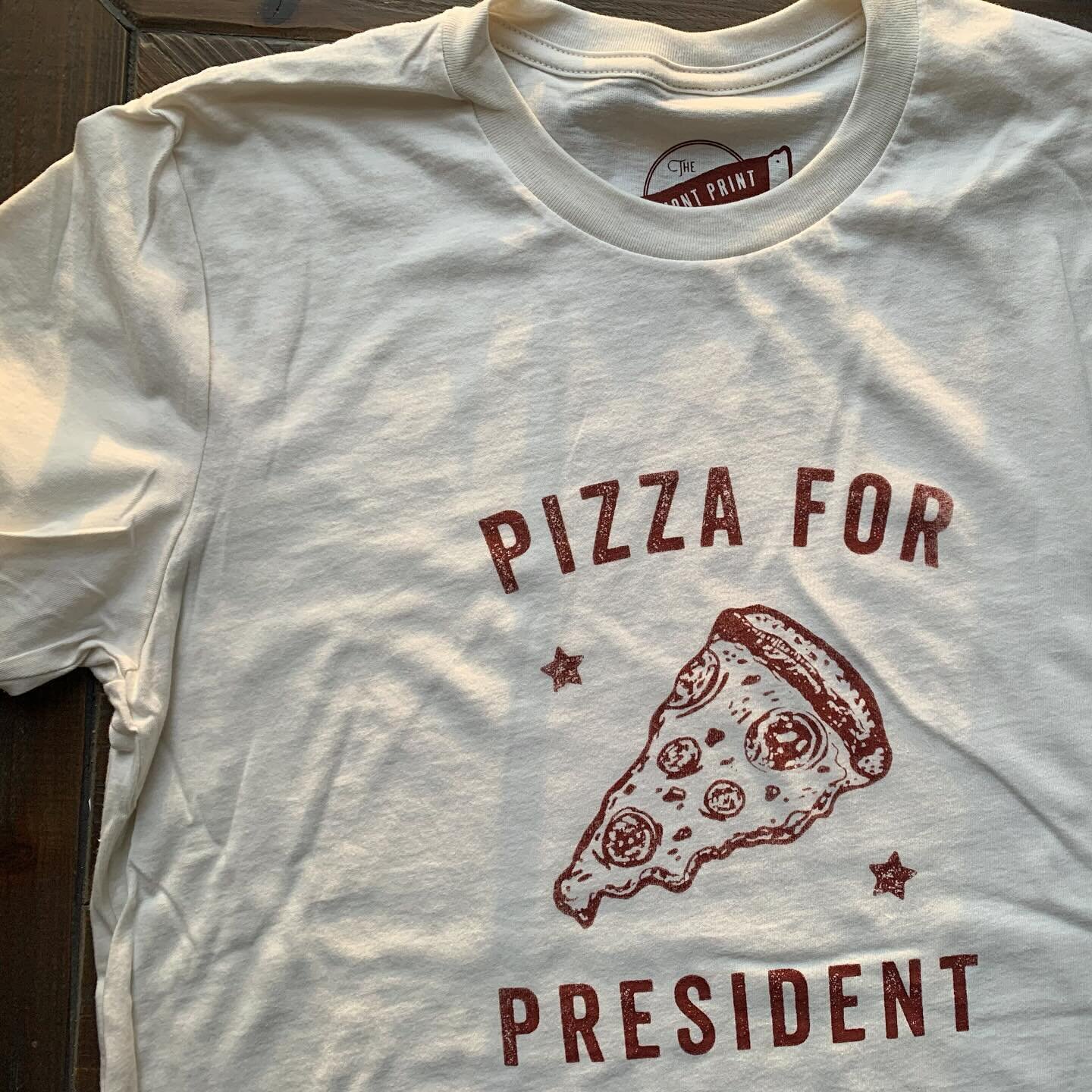 In Carbs We Trust. 🍕 These 100% cotton tees are now available in the online shop (unisex sizes S-XXL) #vermontartist #vermontprint #screenprinting #pizzaforpresident #pizzalover #pizzatime