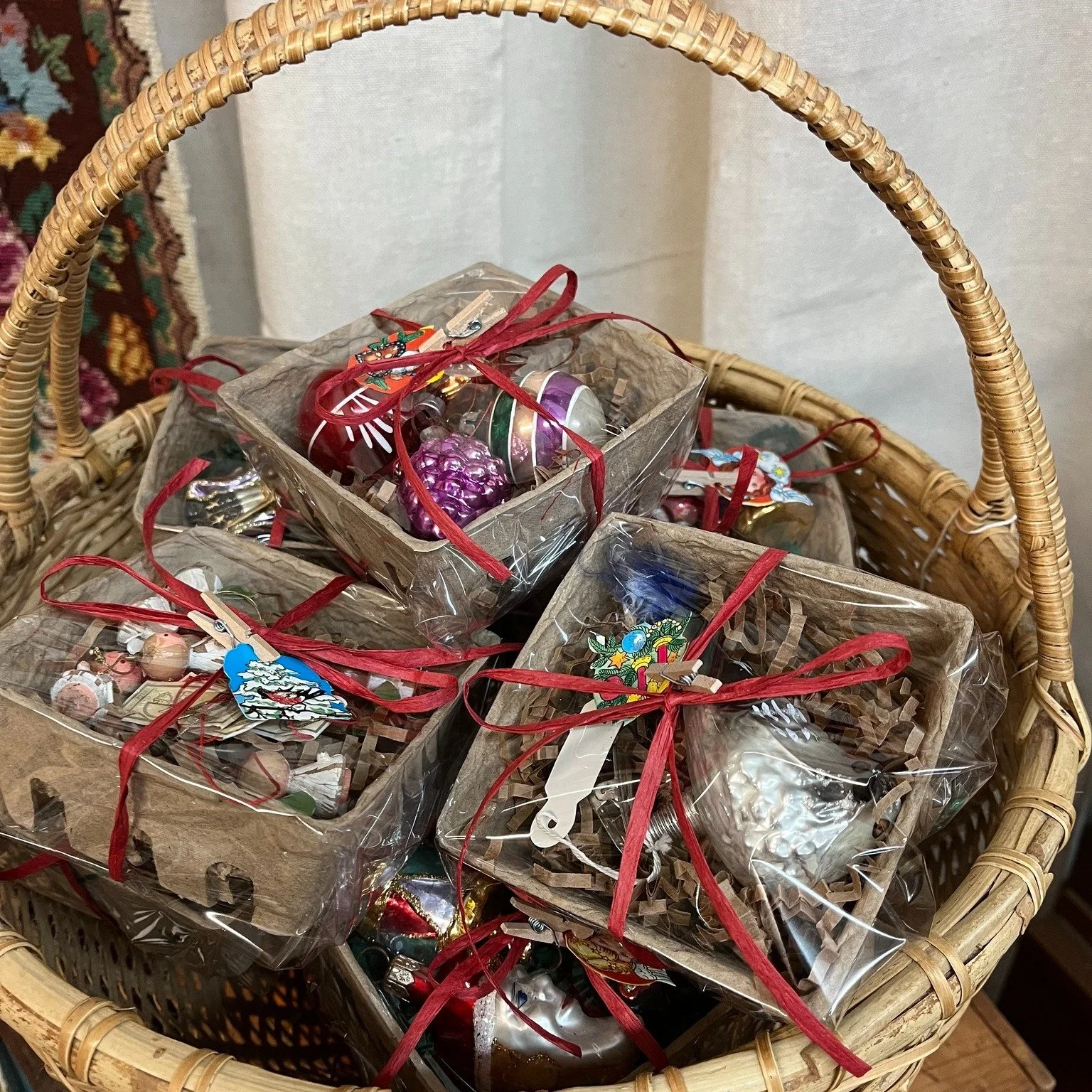 Since we are on a Holidays kick this week Ornaments, nik naks, and a little holiday cheer 🎄✨ Stop by and check out what&rsquo;s ready to bring some festive charm into your home this season.

#ShopLocal #BowmanGA #AntiqueShop #ChristmasDecor #Holiday