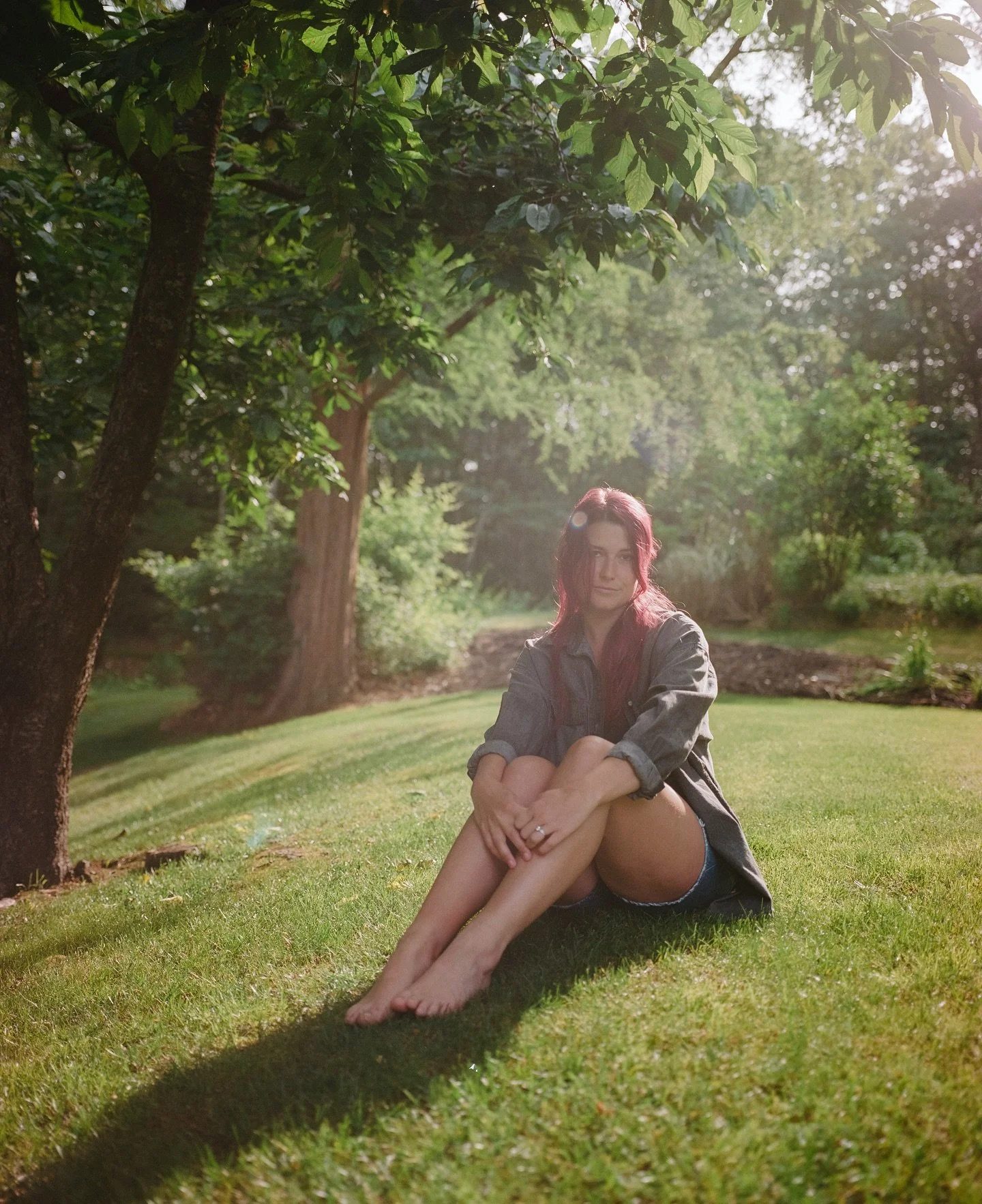 family on film, in the backyard 

quick lil test roll with the mamiya 7 !

#kodak #portra400 #mamiya