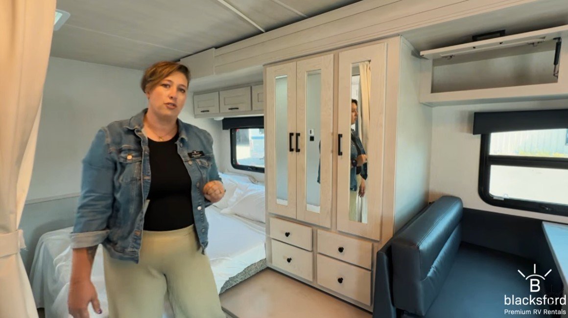 Nexus Triumph 24TS Dinette, Bed &amp; Storage