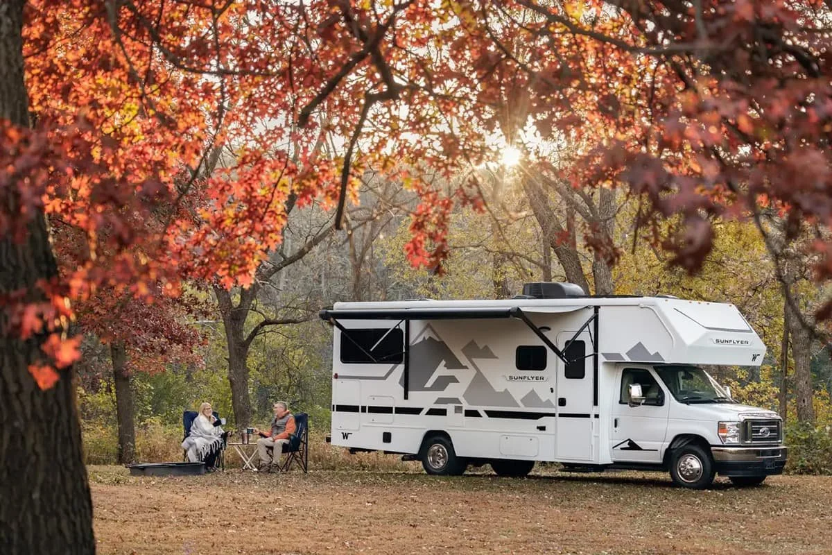 winnebago-sunflyer-24gg-exterior-01.jpg