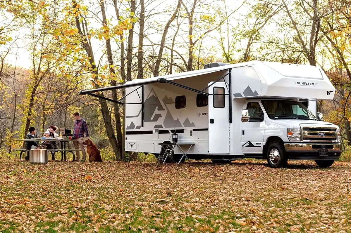 winnebago-sunflyer-24gg-exterior-02.jpg