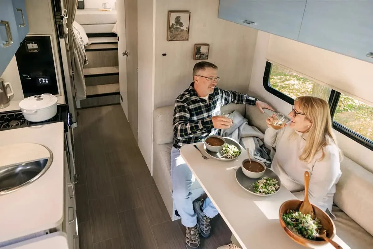 winnebago-sunflyer-24gg-interior-dining-area.jpg