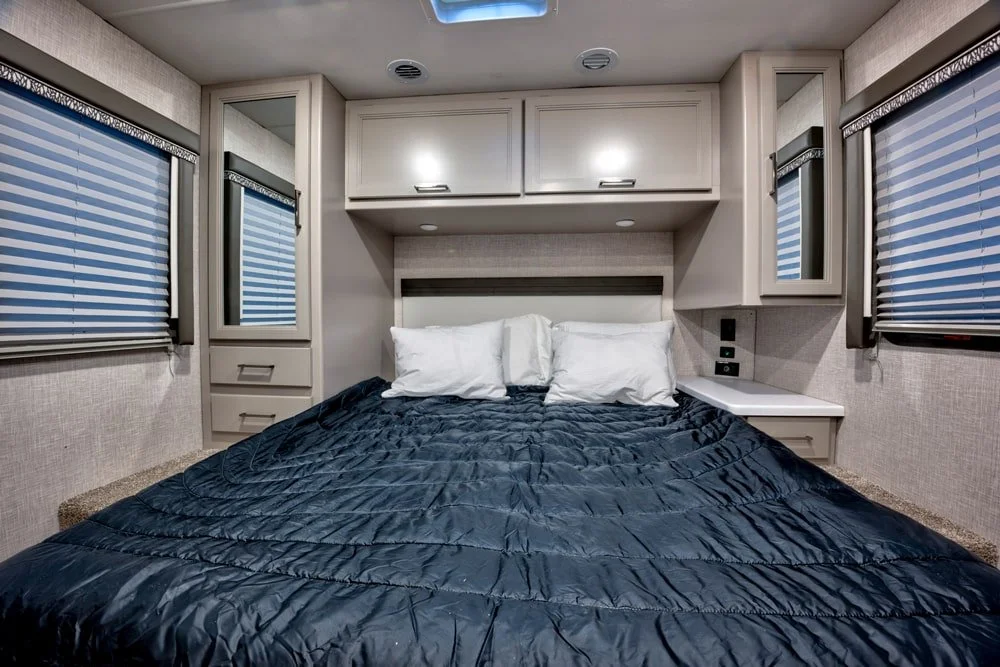 thor-motor-coach-for-rent-09.jpg