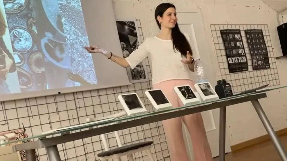 « LA FOTO SU PIETRA » l’arte di scolpire la fotografia
Ospite del FotoClub “LaRotondina”, la giovane artista Giulia Martiraonna, ha presentato il suo lavoro “La Cattura di un Istante. Big Five”, dal punto di