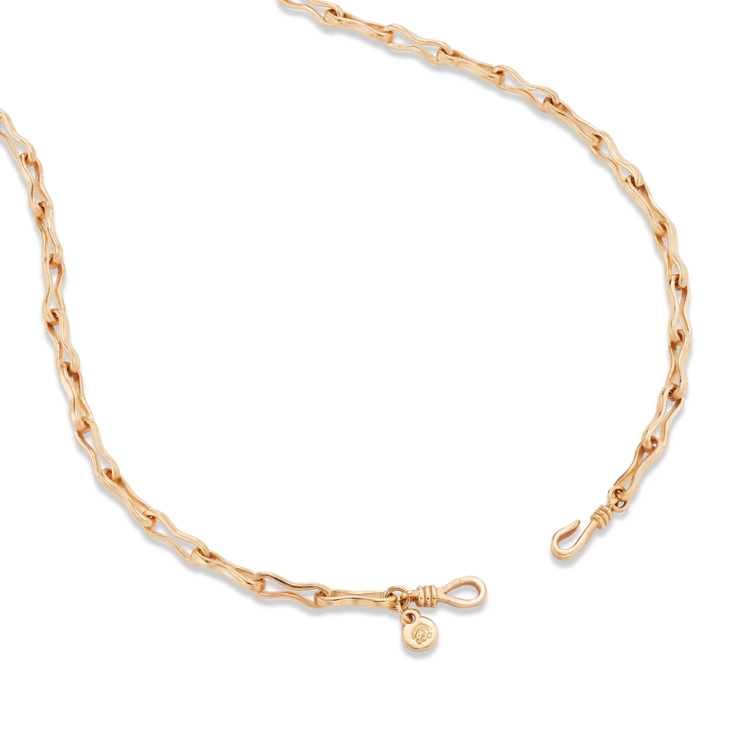 Dog Bone Chain in 18k gold, close-up of clasp