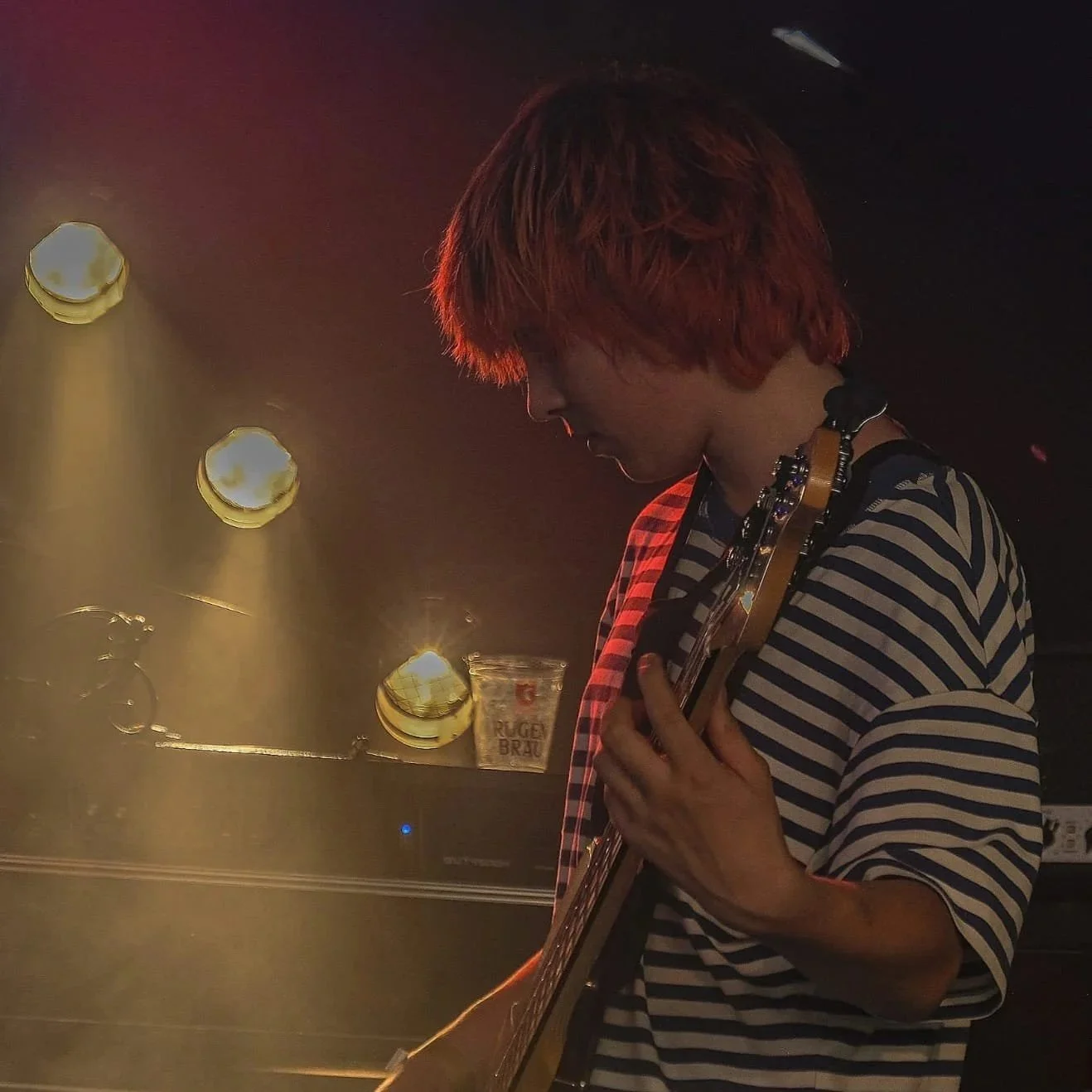 Anuk am Bass spielen