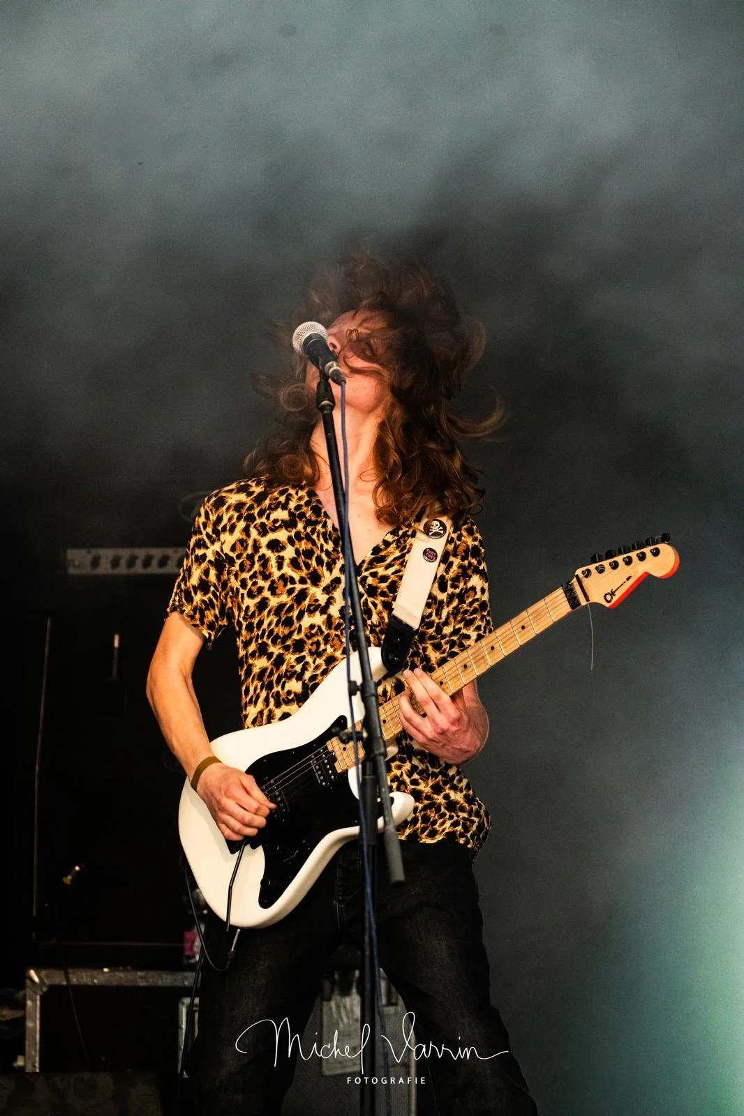 Alois am Gitarre spielen