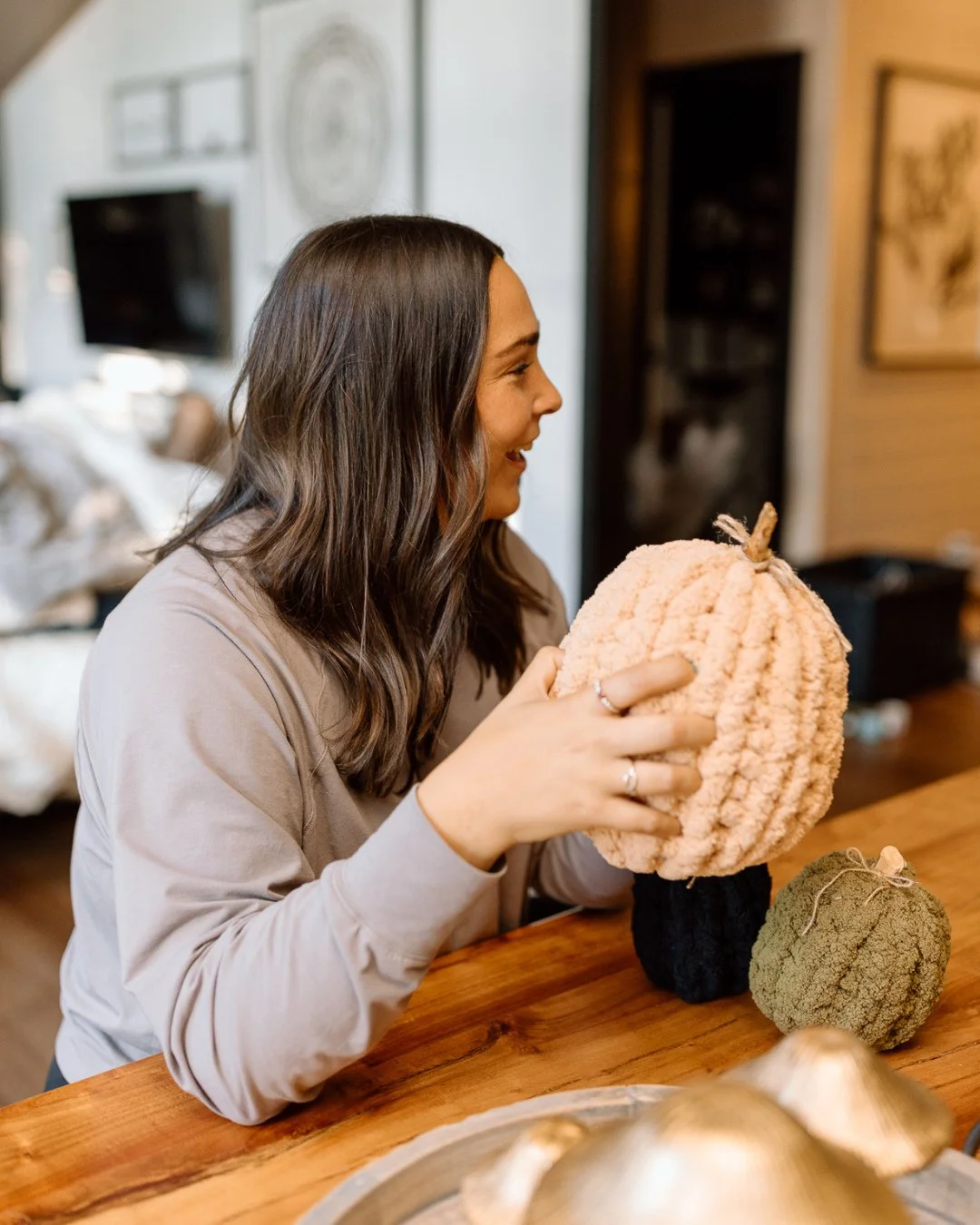 Nothing says cozy season like hand-knit pumpkins 🎃🍂 ⁠
⁠
NICNAKKNITS pumpkins are the perfect touch of texture and charm for your Thanksgiving table or Halloween decor. Handmade, sold in trios and customized to match your home decor- these are the p