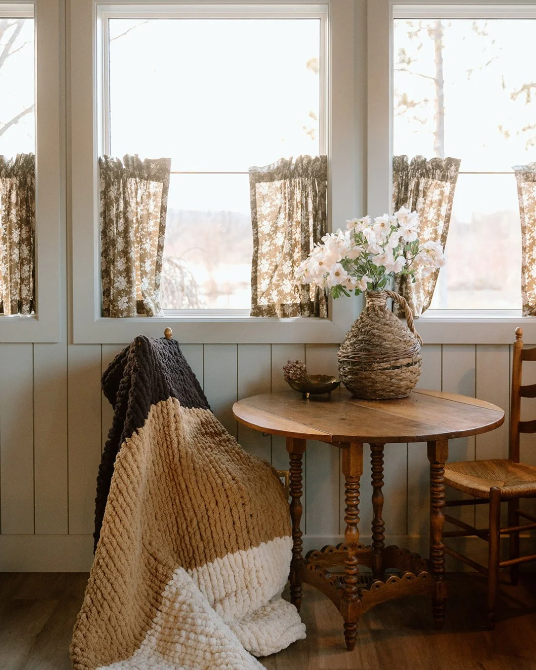 Meet The Lilly 🤎✨⁠
⁠
One of our newest colourblock designs, blending brown, coffee, and vintage, this one is the definition of Autumn. ⁠
⁠
This blanket holds a story close to our hearts. We&rsquo;ve named her after Lilly, the daughter of our very fi