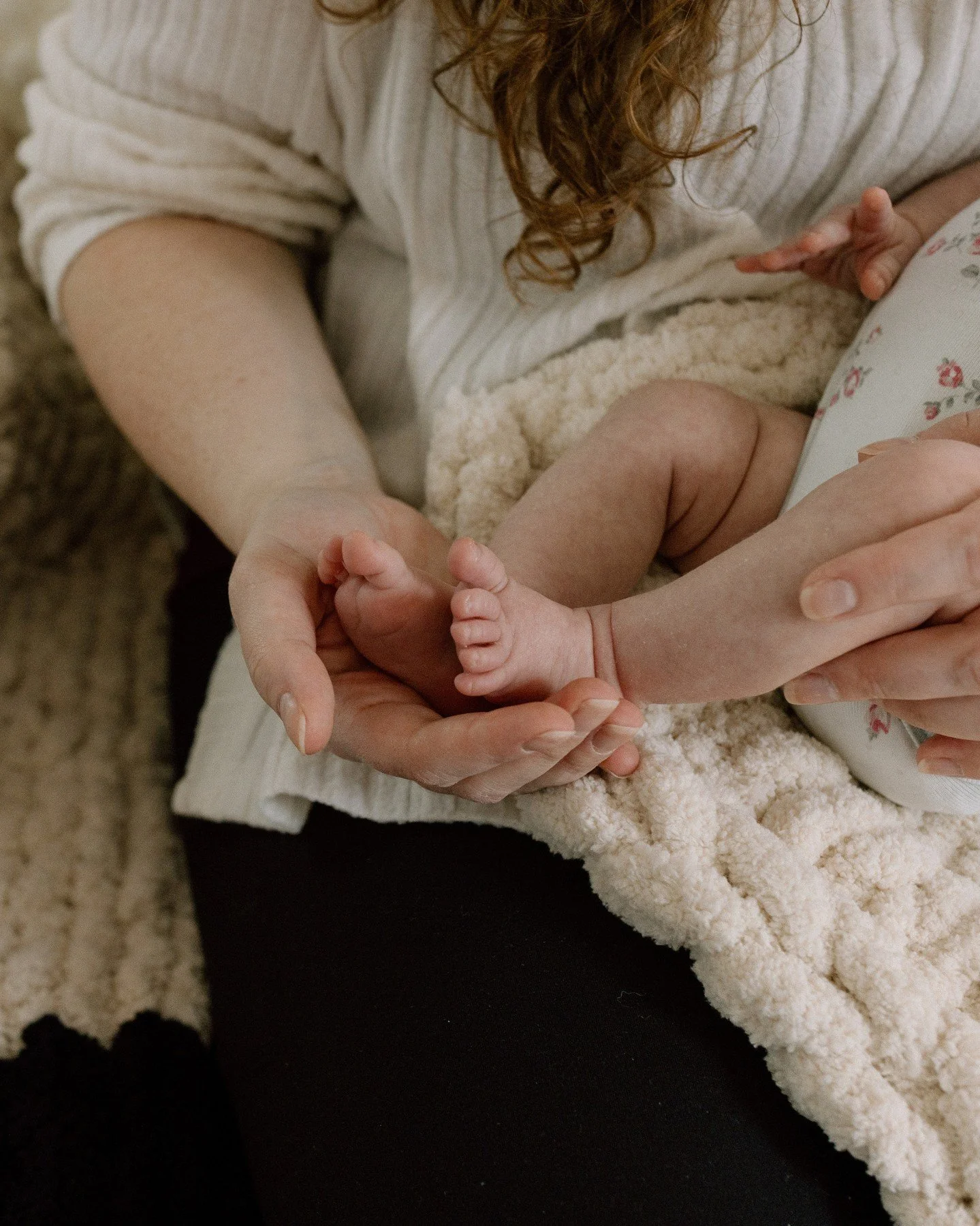 Hush little baby, don't say a word. Momma's gonna buy you a...⁠
Niknakknits blanket. 🤍⁠
⁠
That is the lyrics, right? 😉⁠
⁠
But honestly? Fall stroller walks are right around the corner, and who better to keep your kiddos warm on those chilly morning