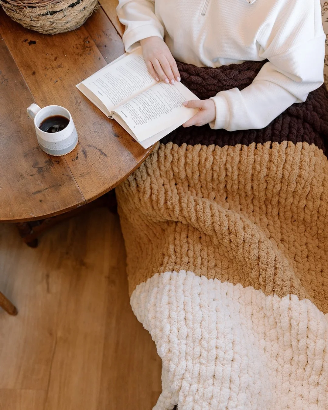 The temperature is dropping, the blankets are coming out, and suddenly staying home sounds really good. 🍁⁠
⁠
This month on the blog, we&rsquo;re sharing The Cozy Home Checklist: simple ways to make your space feel warmer, softer and a whole lot cozi