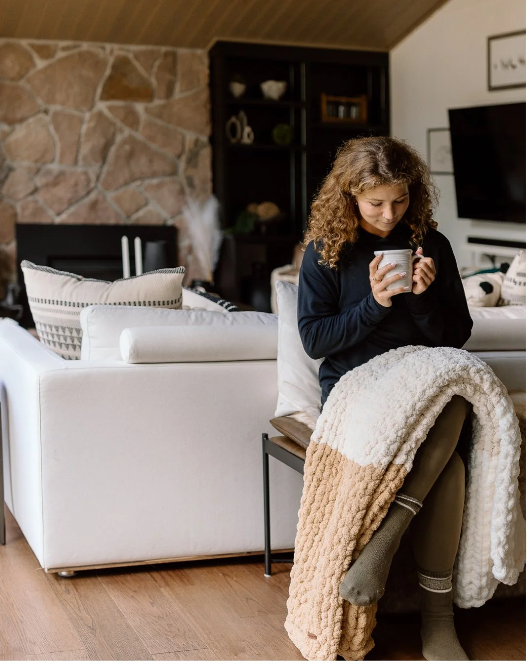 Coming to see us at an upcoming market? Save on shipping! 📦⁠
⁠
If Nicnakknits is popping up at a market near you, you can pre-order your blanket through our website and choose market pickup.⁠
⁠
Not only will you save on shipping, but pre-ordering al