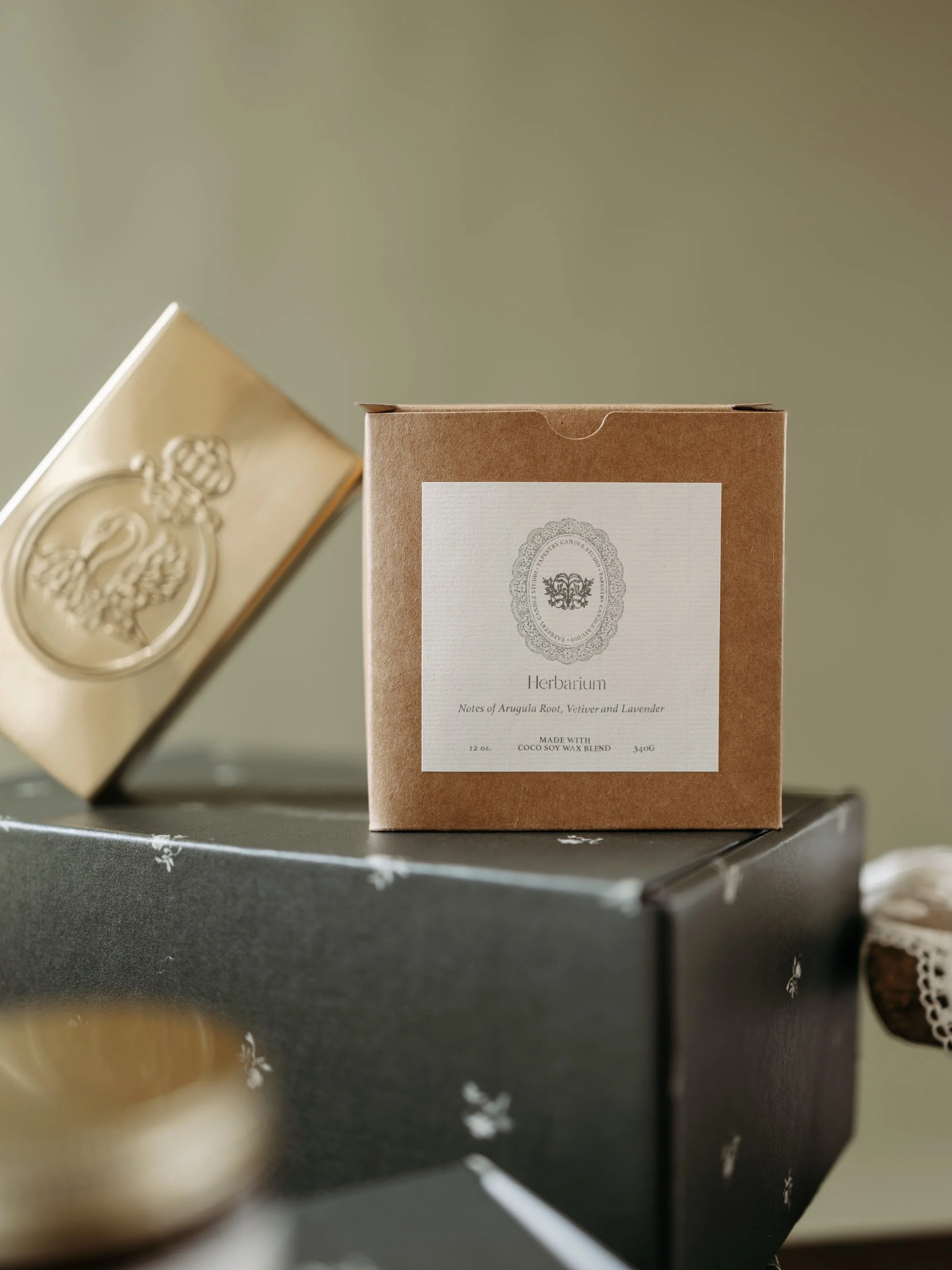 🌿 green, peppery + refreshing.

herbarium isn&rsquo;t your typical lavender fragrance. arugula root gives it a crisp, peppery layer, softened by earthy vetiver and just enough lavender to keep things fresh and beautifully balanced.

it smells green.