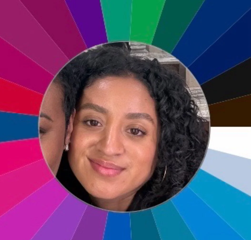 Portrait of a person with curly hair inside a multicolored circle.