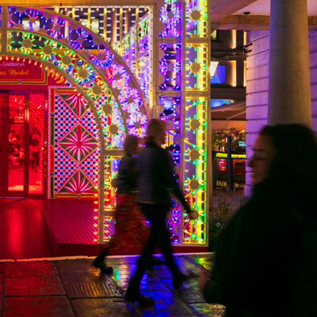 Un pop-up store natalizio reallizzato interamente con luminarie tradizionali, accende la magia delle feste londinesi e trasforma lo shopping in un&rsquo;esperienza unica.
.
.
.
#studiolightmariano #lightart #light #popup #london #Christmas