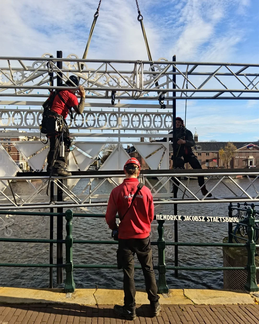 Each part of the project is designed and engineered to fit its site precisely.
The assembly is a core part of the process: every dimension and connection is planned in advance to ensure precision, stability, and perfect integration on site.
Installat