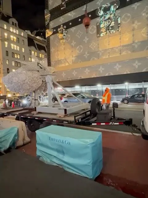 Ideas guide projects, technology guides hands.
On-site installation with predefined mounting sequences and millimetric alignment.
Each component positioned, wired and secured to ensure structural stability, electrical safety and visual consistency.
I