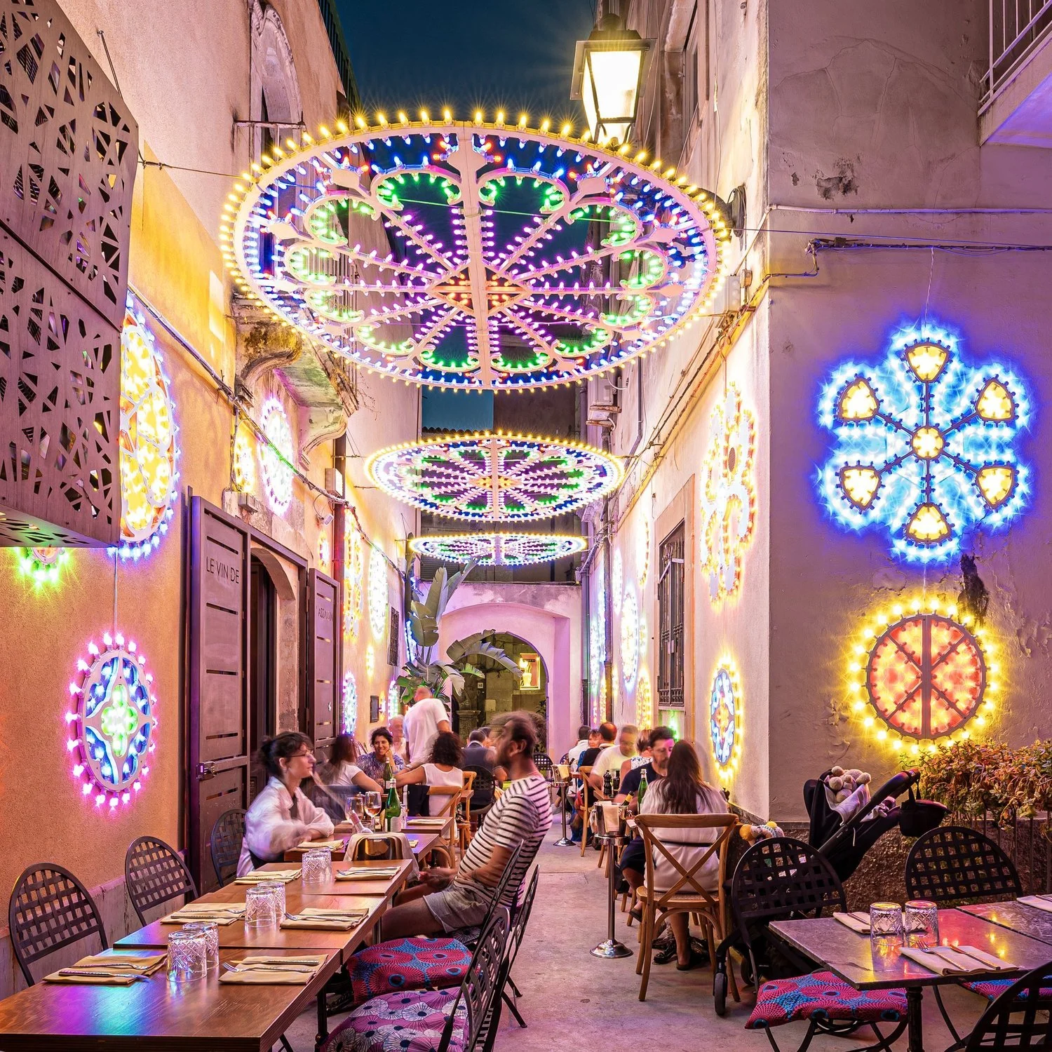 Permanent Fixtures and Light Installations for Bars: How to Transform Spaces into Unique Experiences