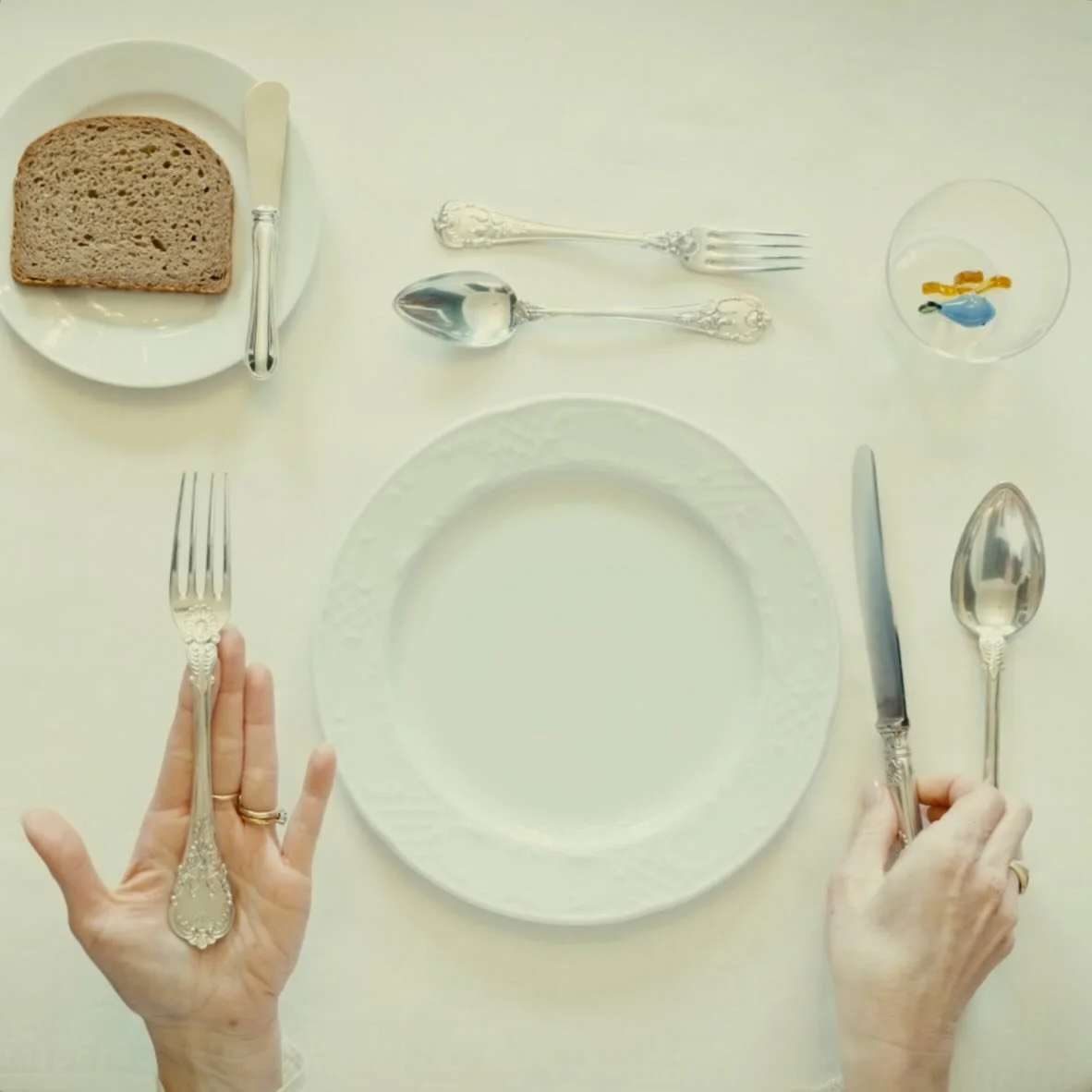 Fr&uuml;her brachten viele G&auml;ste ihr eigenes Messer zum Essen mit.

Heute bringt man h&ouml;chstens gute Tischmanier mit.

Zum Gl&uuml;ck ist Letzteres deutlich leichter zu transportieren.