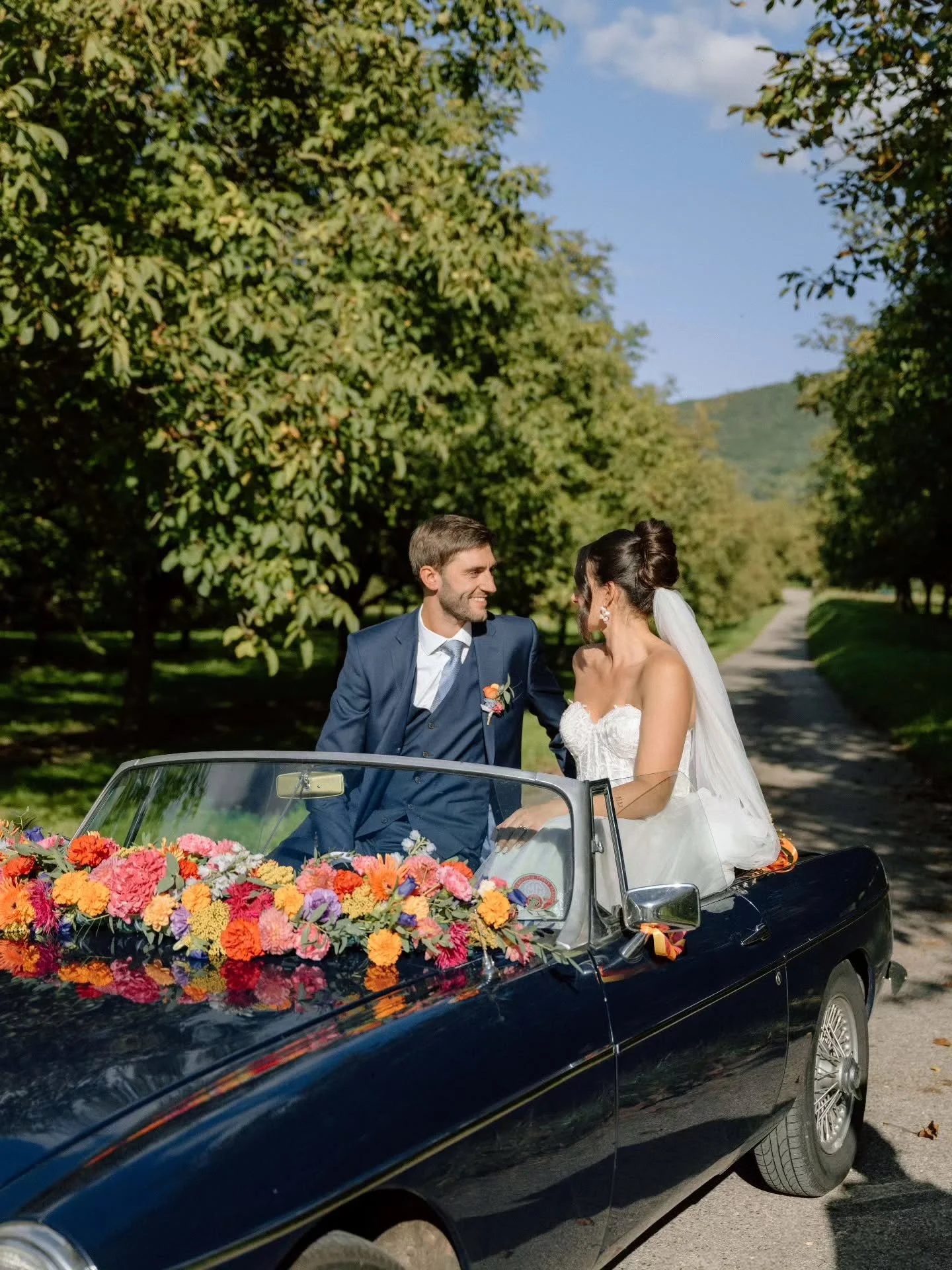 Quand l'amour prend la route... 
Une voiture vintage, habill&eacute;e de fleurs, des mari&eacute;s rayonnants et cette sensation hors du temps.
Les voitures fleuries &nbsp;font partie de mon ADN : une signature po&eacute;tique, r&eacute;tro et d&eacu