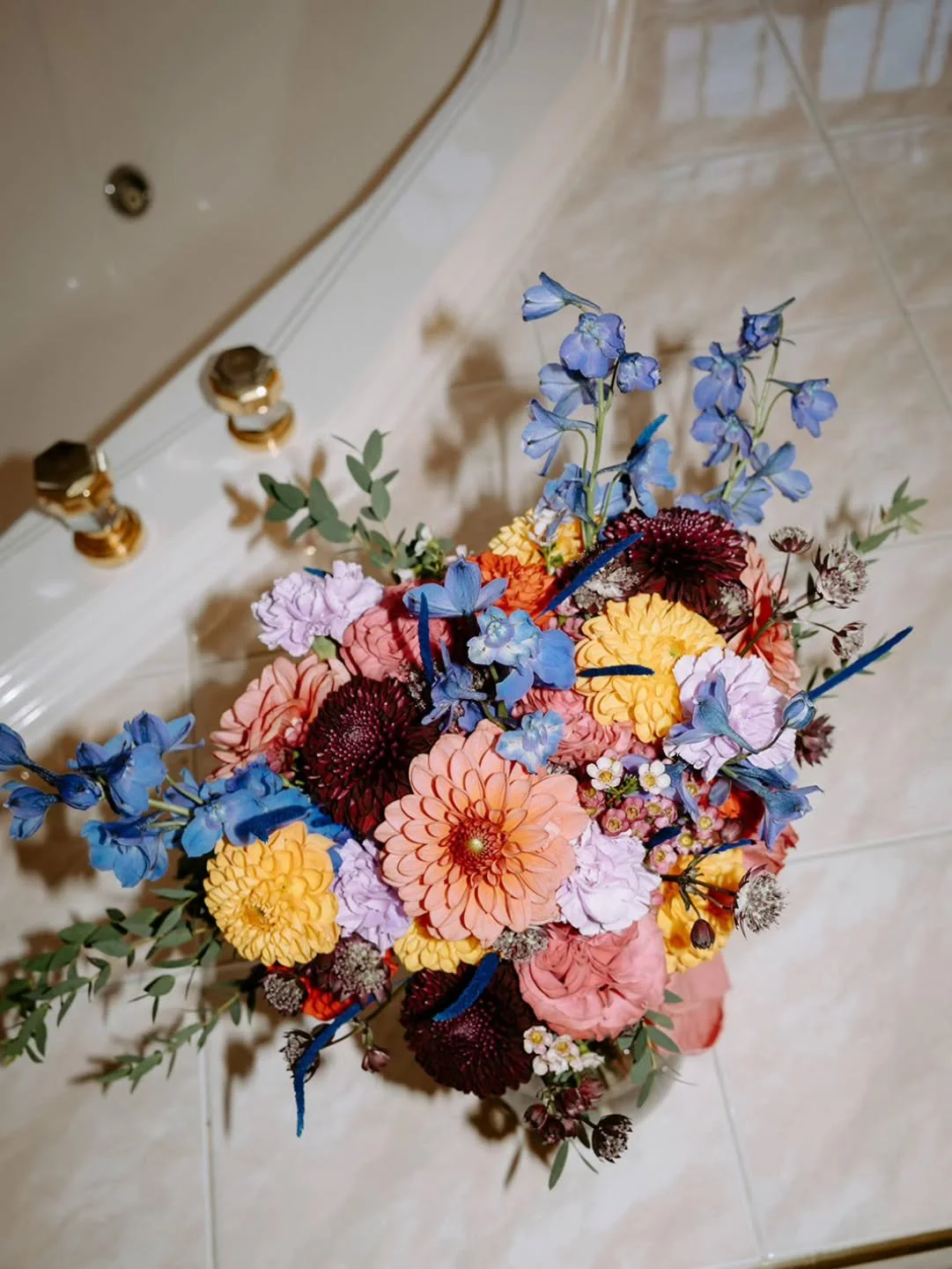 Le bouquet de la mari&eacute;e, ce n'est pas qu'un d&eacute;tail 

Couleurs, textures, formes, mati&egrave;res...
Chaque composition est unique et pens&eacute;e avec vous. 

Mari&eacute;s 2026, les r&eacute;servations sont ouvertes,
Cr&eacute;ations 