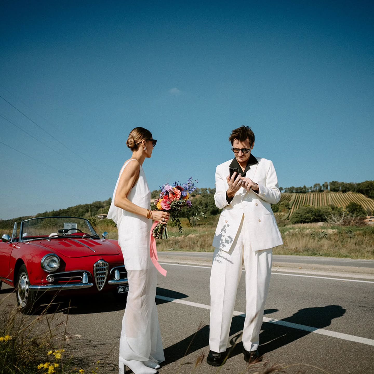 Une ambiance r&eacute;tro, une voiture vintage, un paysage magnifique, des d&eacute;tails color&eacute;s et des mari&eacute;s qui ont la classe ! 

Parce que l'amour se c&eacute;l&egrave;bre avec style ! 💜

Futurs mari&eacute;s, c'est le moment de p