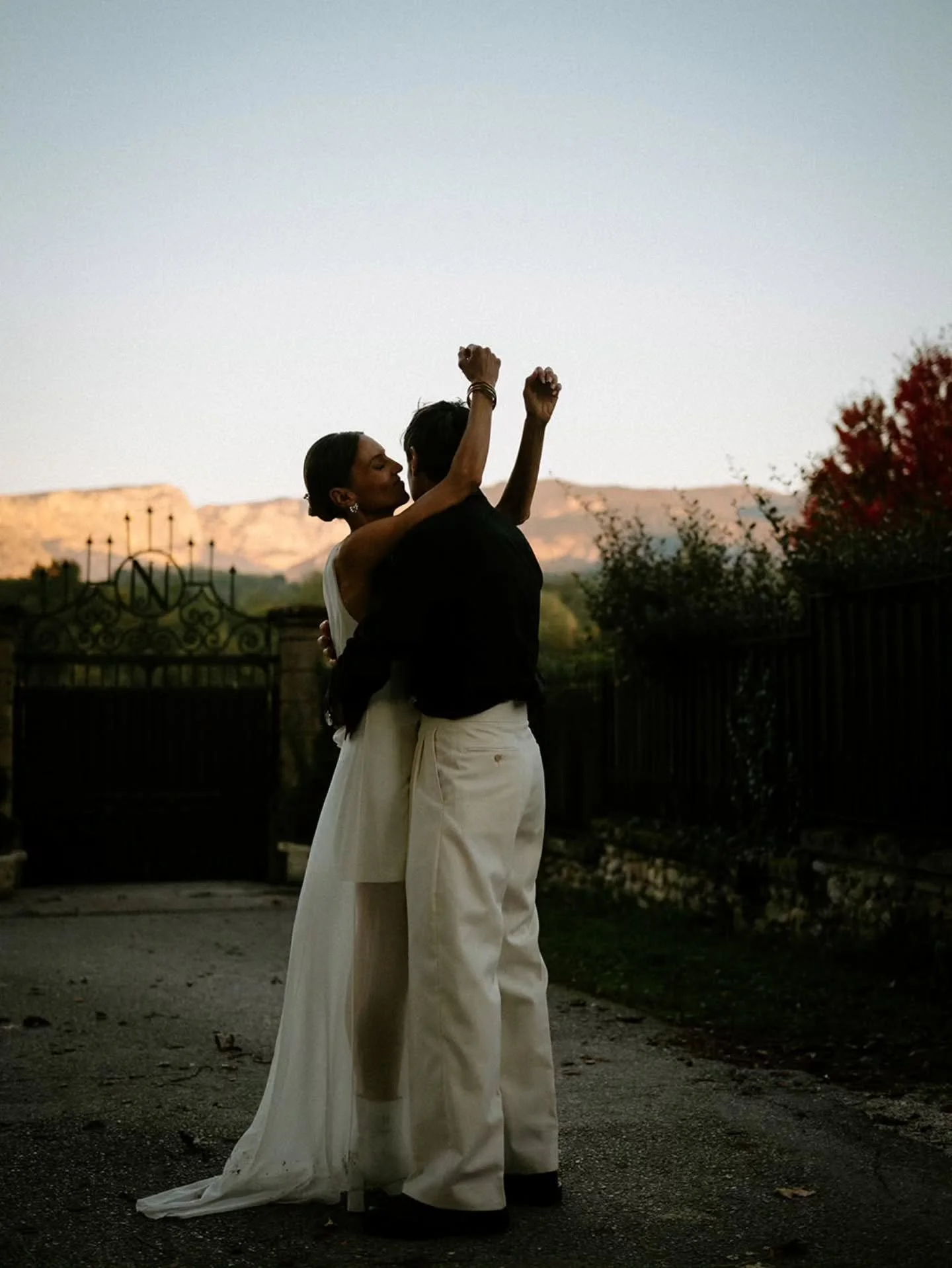 Ils sont exceptionnels ! 🌟 
Un mariage pens&eacute; comme une parenth&egrave;se : intime, &eacute;l&eacute;gant, profond&eacute;ment sinc&egrave;re et une touche de r&eacute;tro. 

Des fleurs de saisons, choisies avec soin.
Des textures naturelles, 
