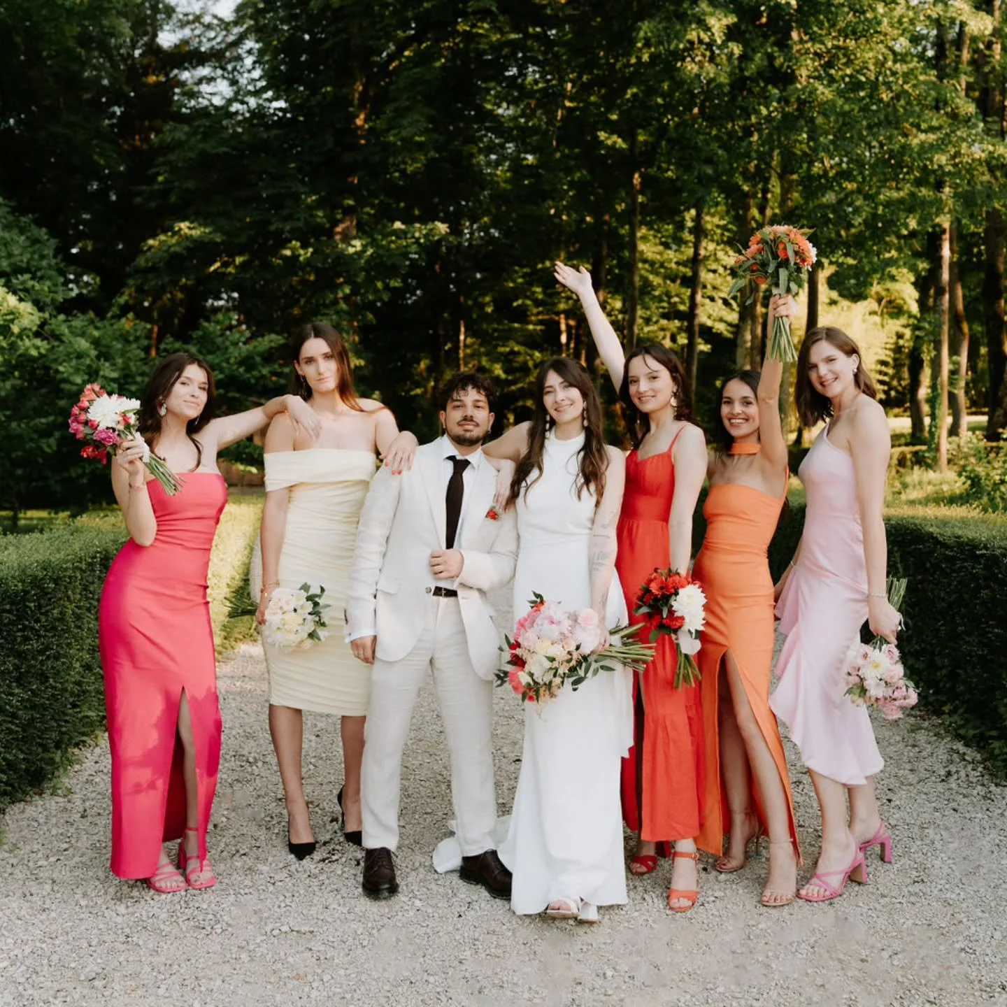 La mari&eacute;e et sa team 🌟 

Les demoiselles d&rsquo;honneur cr&eacute;ent une vraie harmonie autour de la mari&eacute;e. 

Bouquets coordonn&eacute;s, bracelets fleuris ou petites attentions : chaque d&eacute;tail c&eacute;l&egrave;bre l&rsquo;a