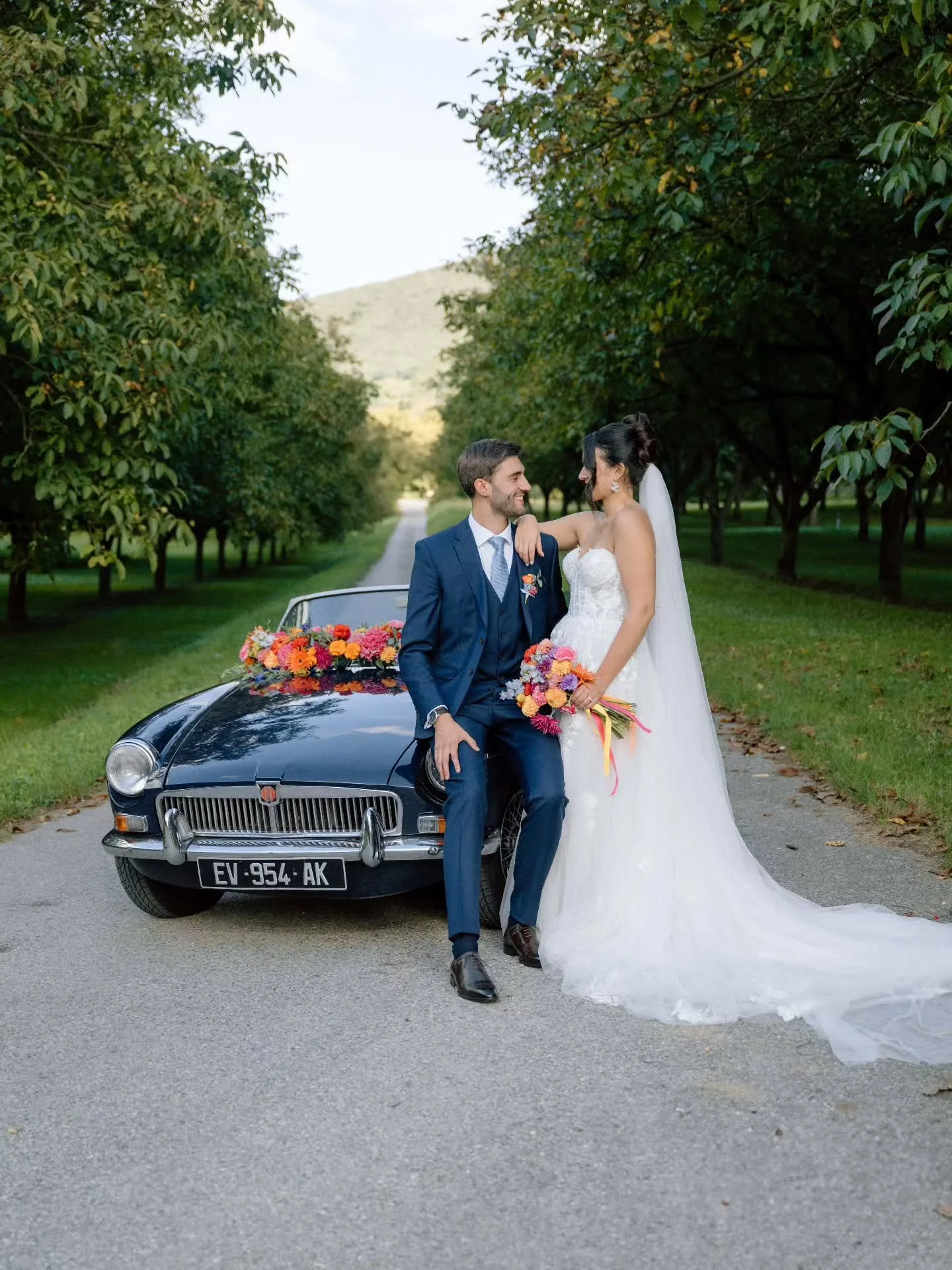 Tout ce que j'aime ici, une voiture vintage fleurie, un plein de couleurs et des mari&eacute;s super beaux (en plus d'&ecirc;tre sympas).

Alors si vous aussi vous aimez les voitures fleuries et que l'importance pour votre mariage est de se faire pla
