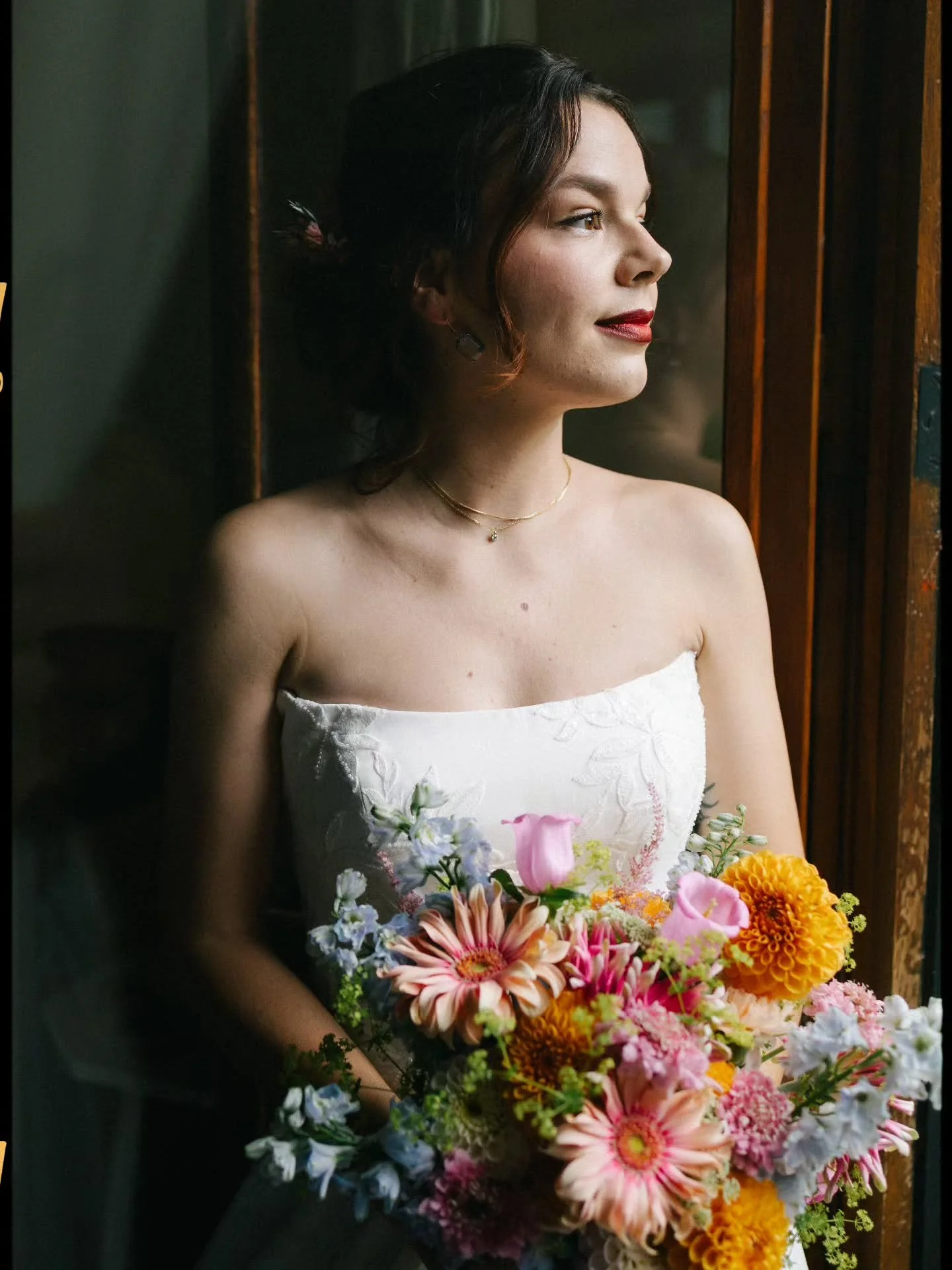 Un bouquet imagin&eacute; dans des tons vibrants avec des fleurs pleines de caract&egrave;re, 
pour accompagner une mari&eacute;e avec simplicit&eacute; et &eacute;l&eacute;gance.

J&rsquo;aime cr&eacute;er des compositions qui apportent de la lumi&e