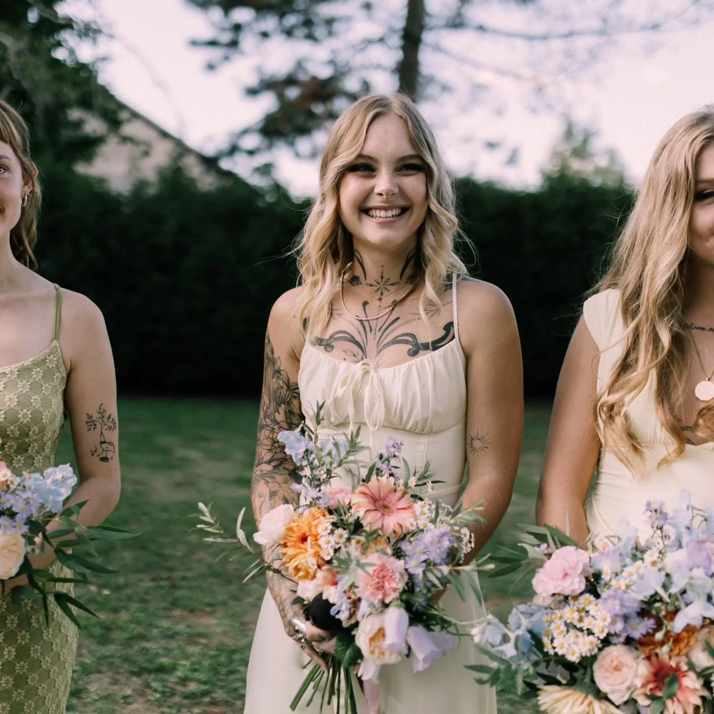 Des fleurs choisies avec soin pour toutes les personnes qui vous entourent 

Bouquets assortis &agrave; celui de la mari&eacute;e, boutonni&egrave;re discr&egrave;tes pour accompagner les mari&eacute;s pendant la c&eacute;r&eacute;monie. 

Une c&eacu