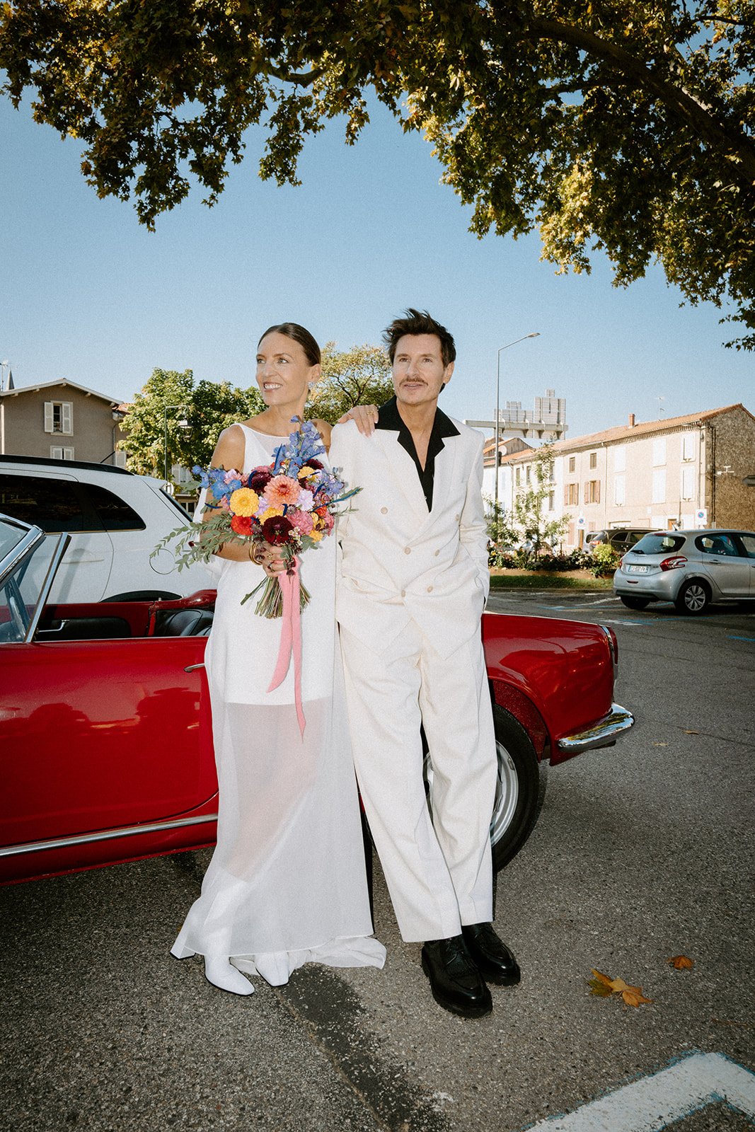 Mariés tenant un bouquet de fleurs fraiches, style rétro vintage, ambiance poétique et artisanale