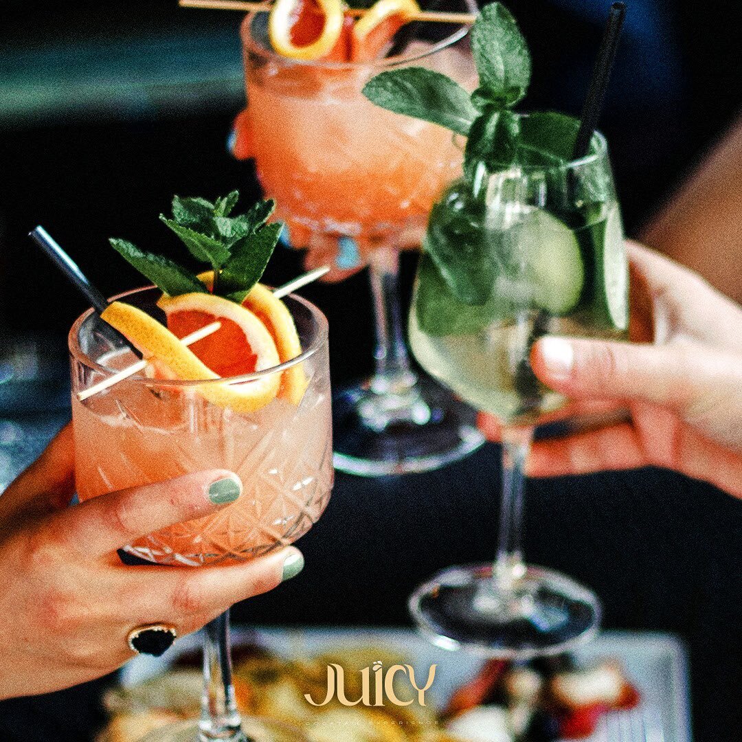 Plongez dans une explosion de saveurs avec notre Juicy Cocktail! 🍹🎉 Laissez-vous emporter par la fra&icirc;cheur des fruits et la joie contagieuse qu&rsquo;il apporte &agrave; chaque gorg&eacute;e. 
C&rsquo;est le moment de faire danser vos papille