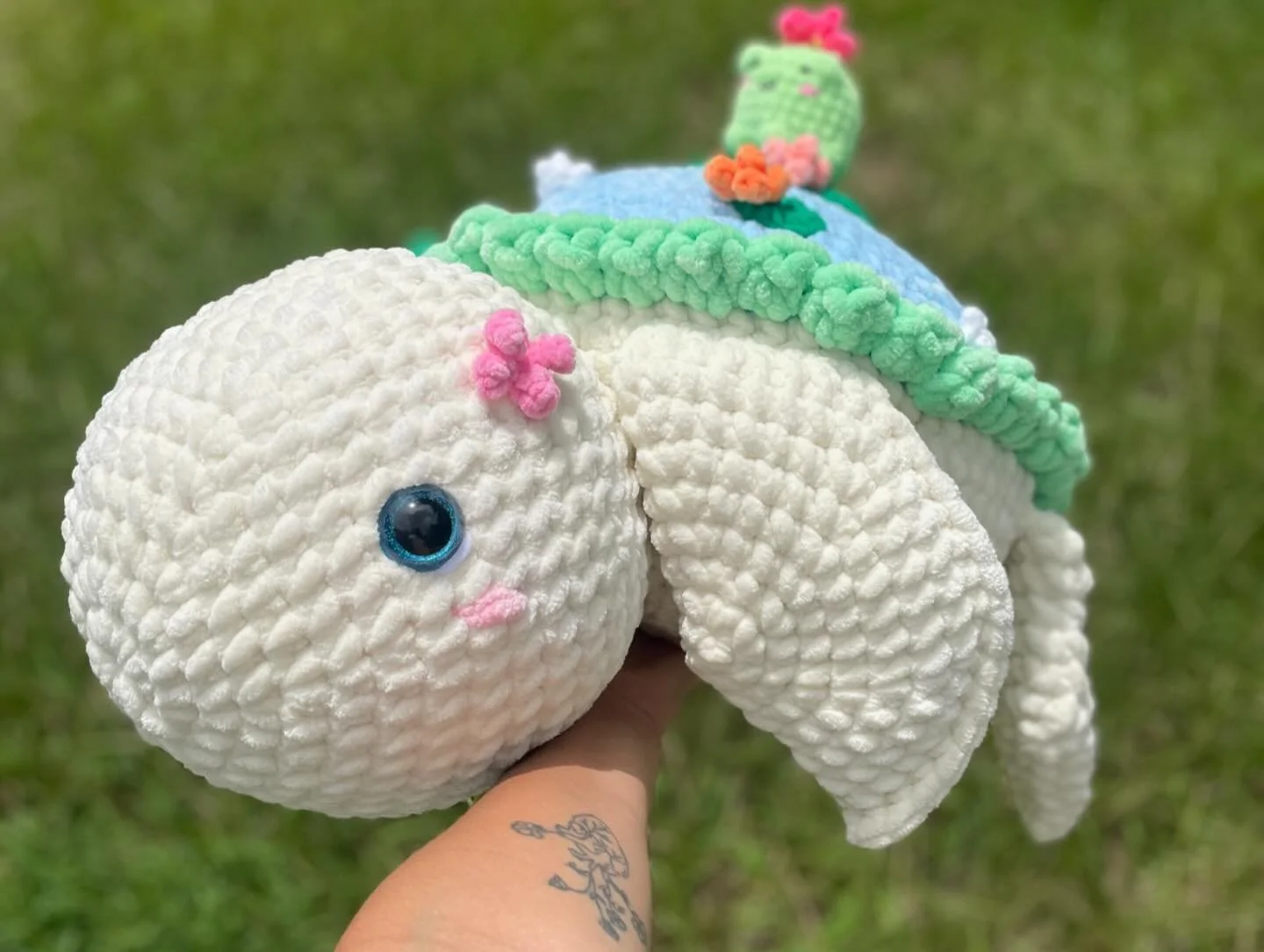 I think this might be my cutest plushie ever🥹🐢 I LOVE HER!! She was a gift for a baby shower and they loved her too☺️ So happy with her!! Will be making more for my upcoming market✨
Body pattern by: @crochetbyjanina
Shell Modifications by me: @kute