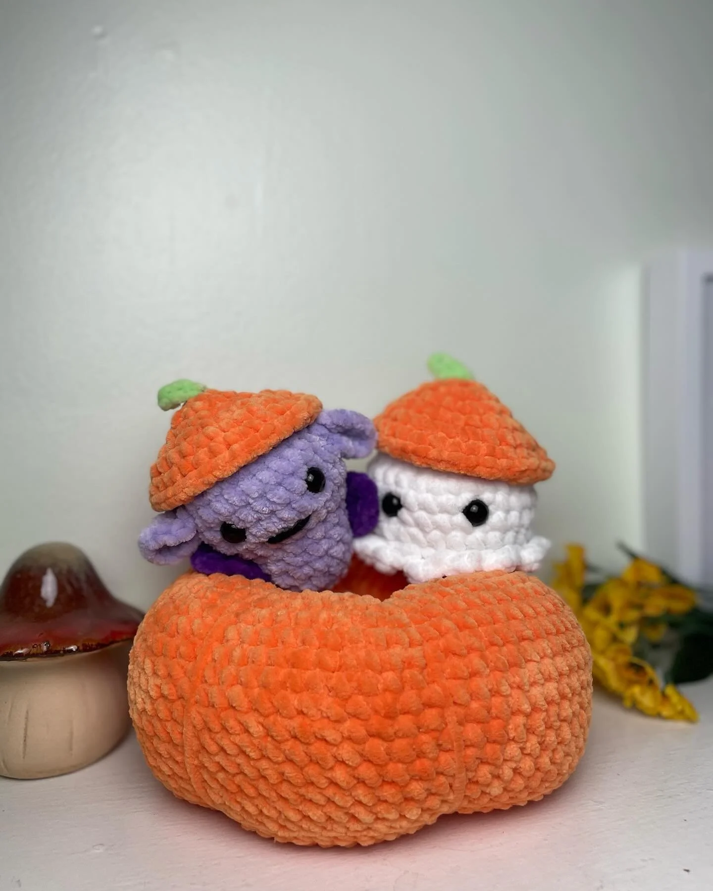 IT&rsquo;S OUT! Go check out @hugurumitoys New Mystery Pumpkin Pattern!!🎃 It&rsquo;s so creative, cute and unique!! Loved this tested call and am so grateful I was able to participate! 
Pattern by: @hugurumitoys 
.
#halloween #testercall #crochet #c