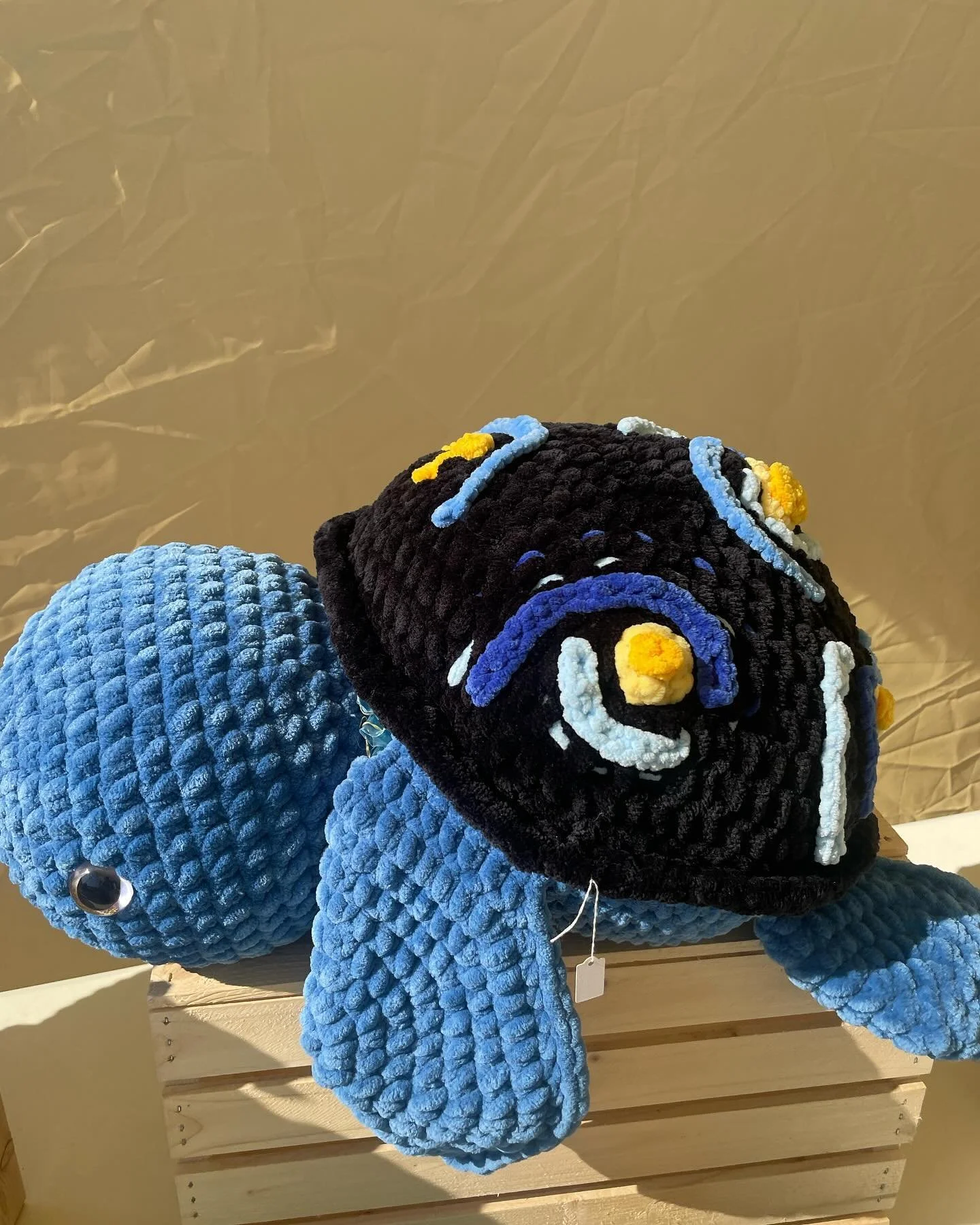 STARRY NIGHT✨🌚 
Another big turtle I worked on, inspired by starry night, so happy he found his forever home💙 I love making pieces of art with yarn it really fills me with joy! 
.
#starrynight #kutetopia #turtle #crochet #fiberart #fiberartist #cro