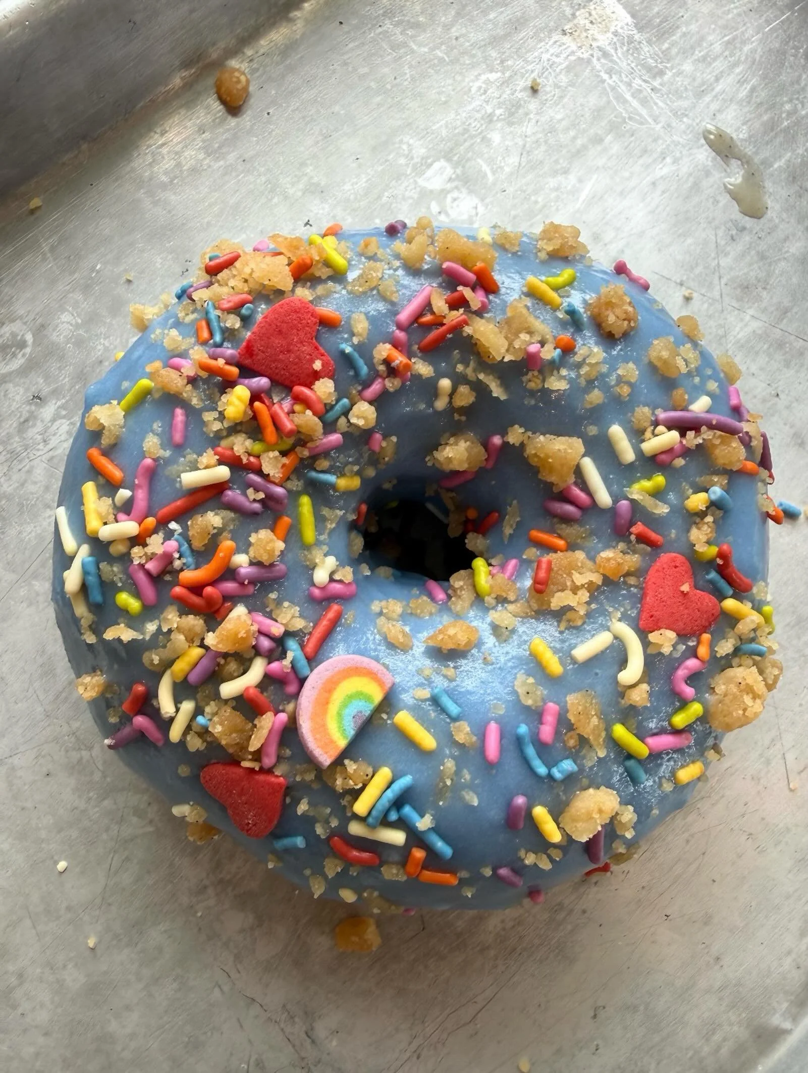 🍩🌈 @risedoughnut is always ready to celebrate Pride!

Be sure to stop by and check out their special Pride-inspired donut: a blue coconut glaze topped with coconut shortcake crumble and rainbow sprinkles. Sweet, colorful, and made for celebrating.
