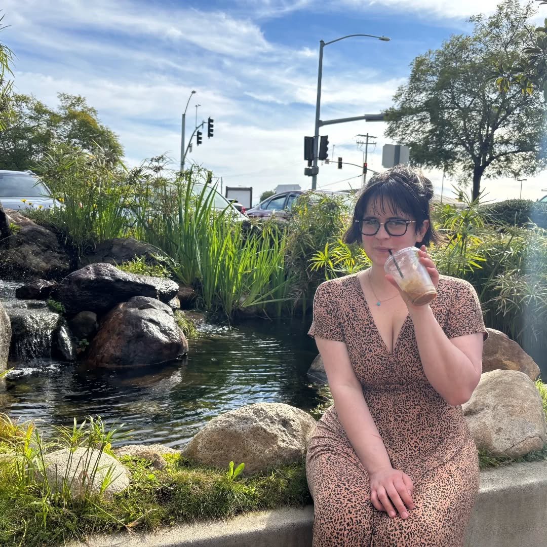 1) Coffee in beautiful Fallbrook ☕️
2) My monkeys painting a masterpiece 🎨
3) Making some progress with my sheepies 🐑
4) Love seeing my piece, Frustration, hanging at @ashtonartgallery 🤩
5) Some flowers for a still life class🌻
6) A cutsy palette 