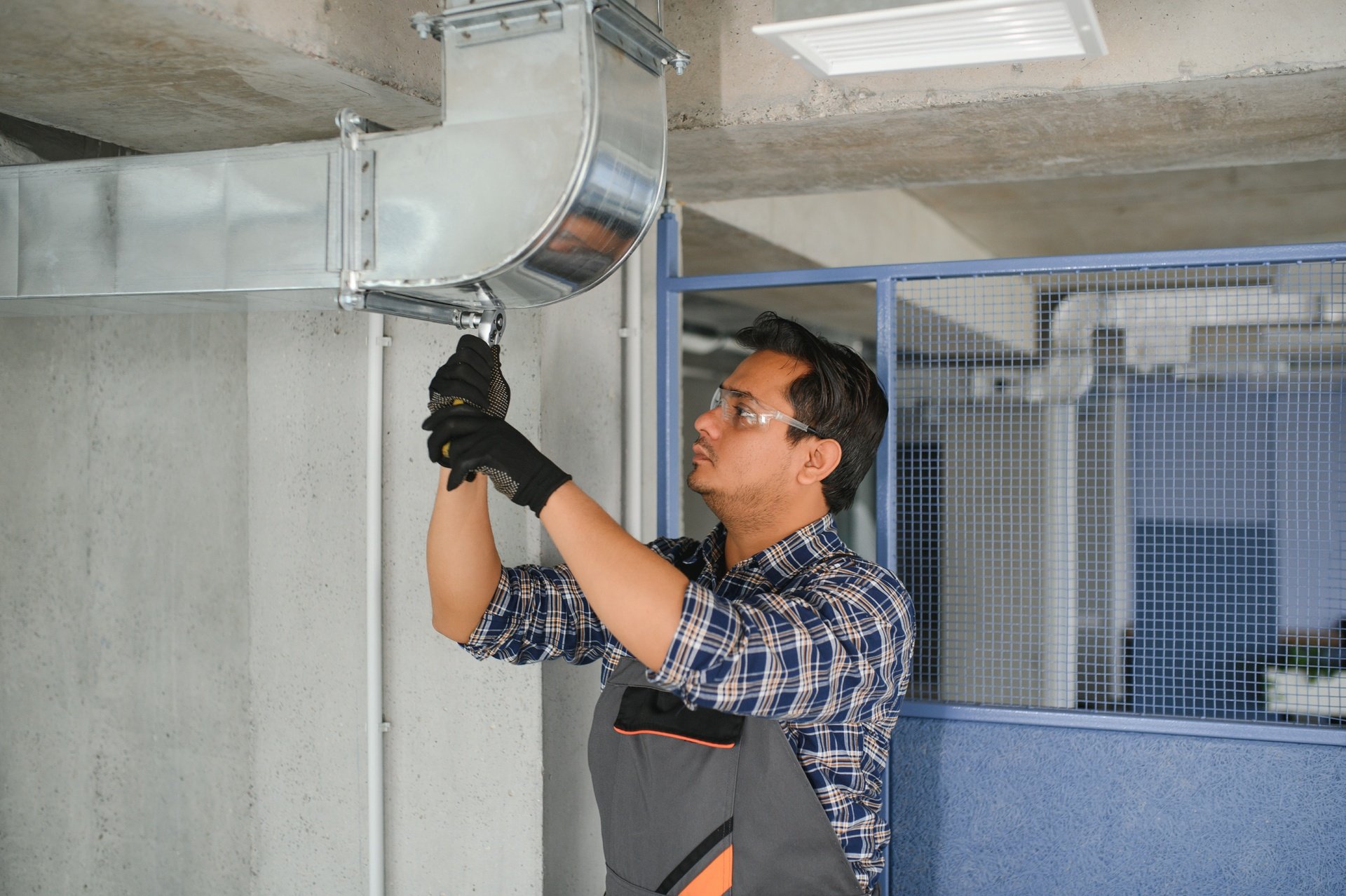 1920-hvac-indian-worker-install-ducted-pipe-system-for-ventilation-and-air-conditioning-copy-space.jpg