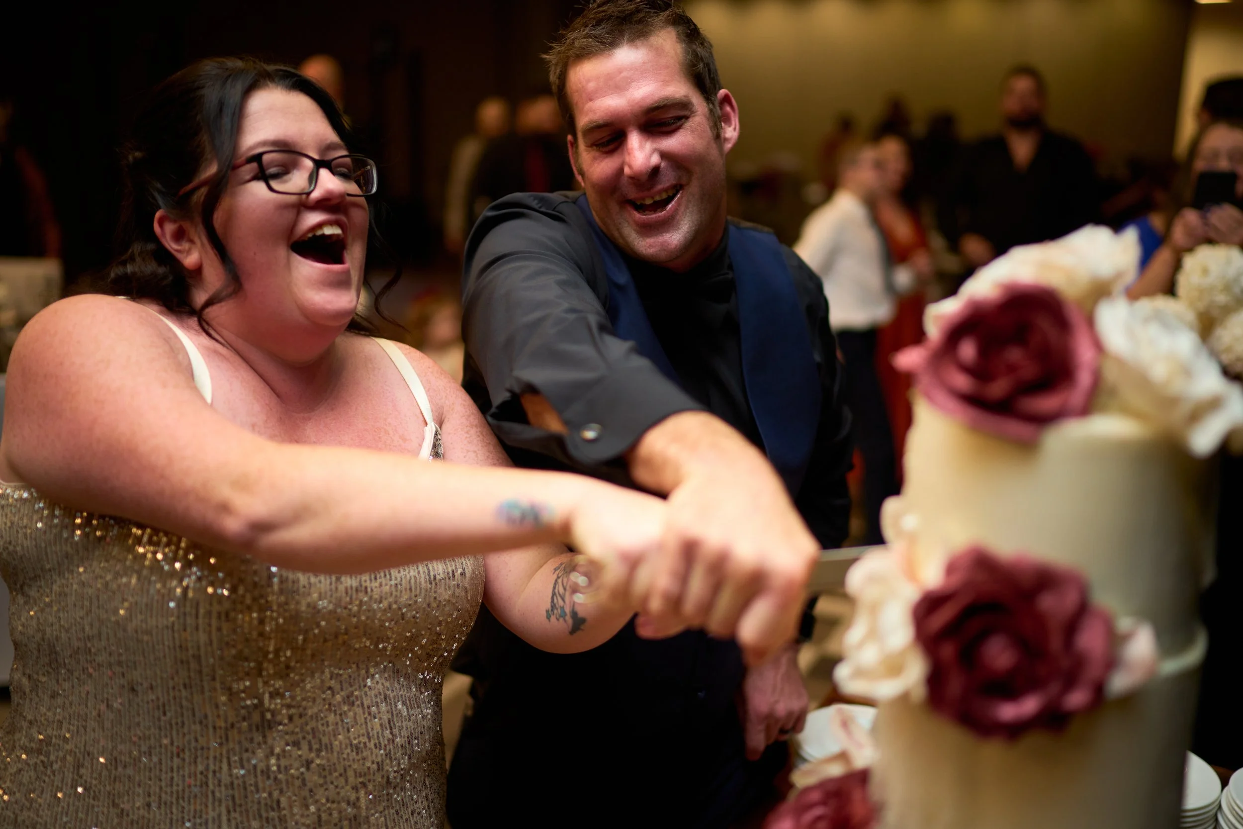 This dreamy four-tier couture cake—layered with delicate lace textures and adorned with deep velvet-red and ivory sugar roses—was the perfect match for Sarah & Matt’s beautiful celebration. Designed as a sculptural showpiece, it brought romance