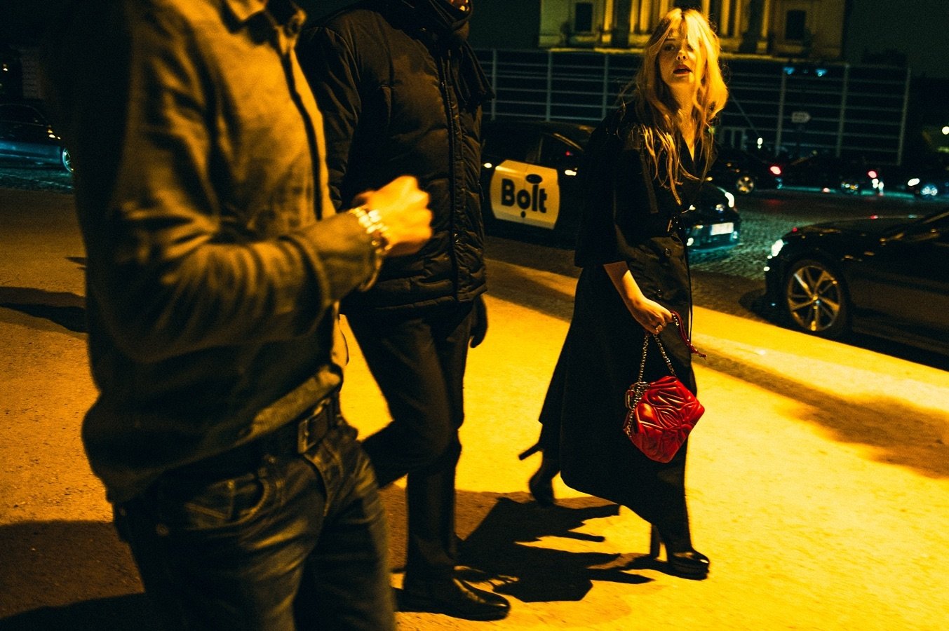 Ahora un cuento de los hermanos Grimm! 

@ellefanning @alexandermcqueen
