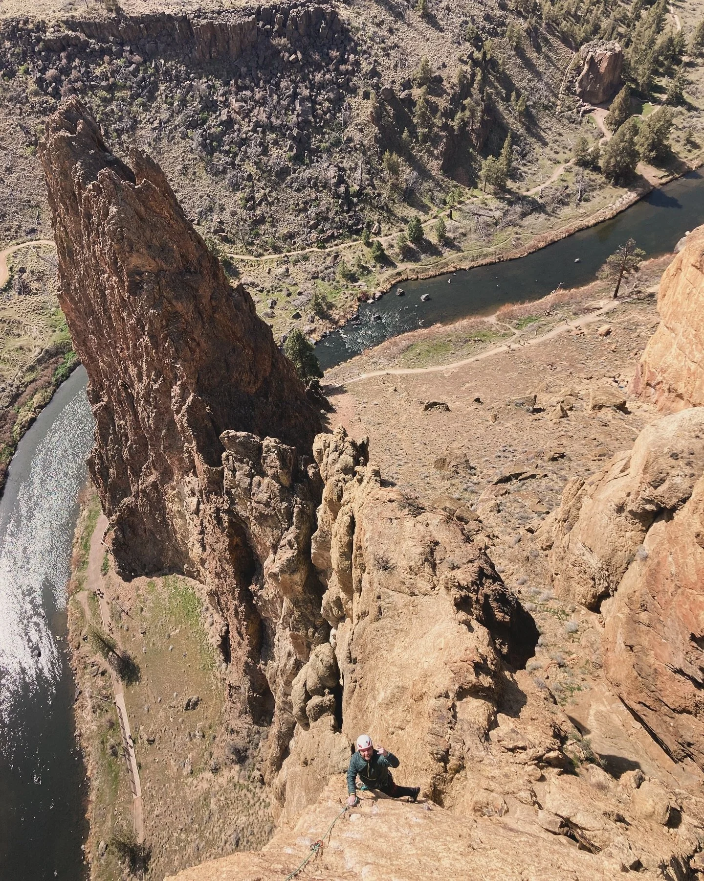 Level up together. 🤝 
Day-1: dial in redpoint strategy. 
Day-2: send routes and fall (safely!) with confidence. Meet your crew, score Arc&rsquo;teryx swag, and crush your goals at Smith Rock. Two days. One unforgettable adventure.

Participants will