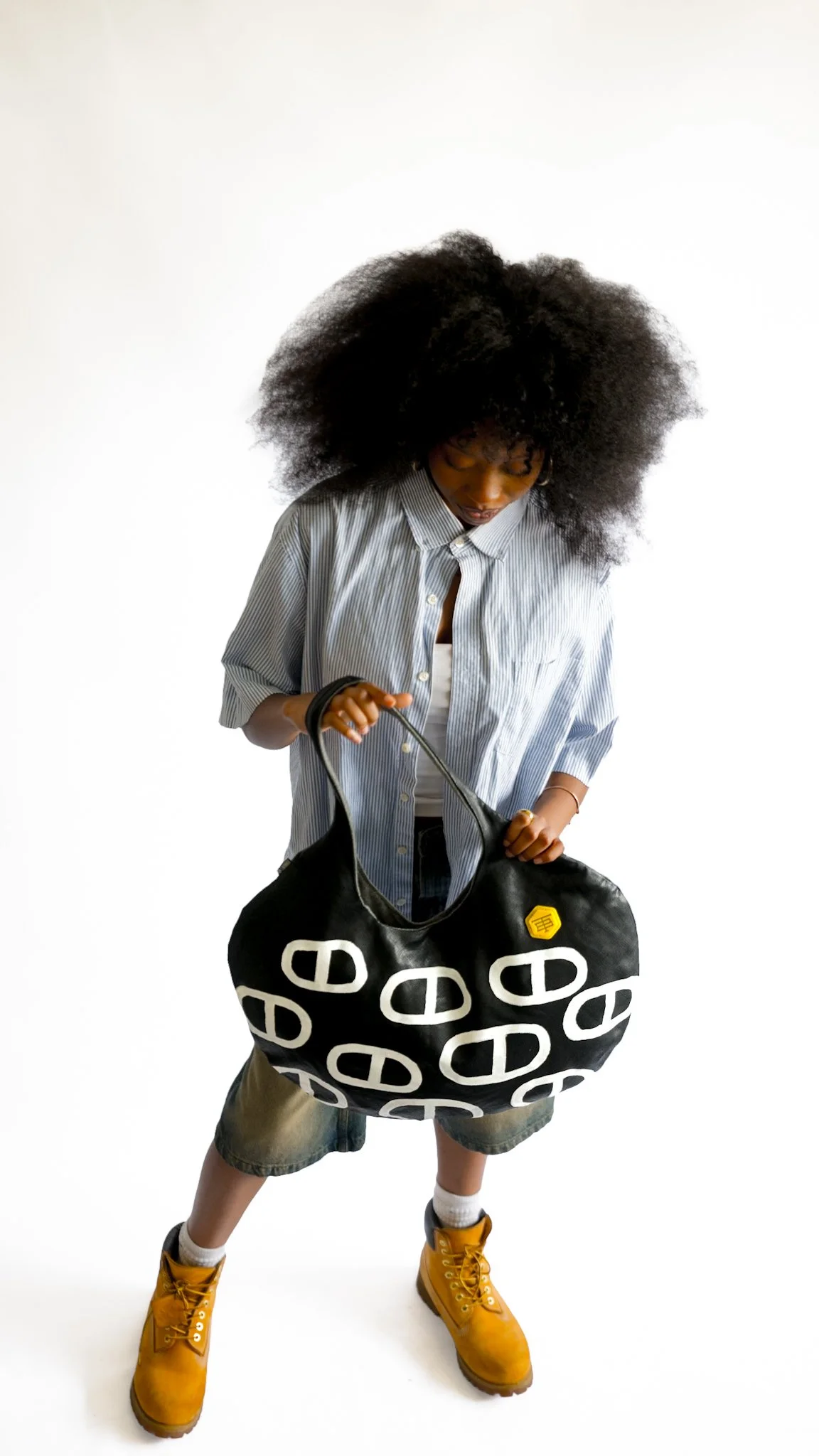 twinbull_Studio-Marks_Waxed_Canvas_Hobo_model2_2_2020.JPG