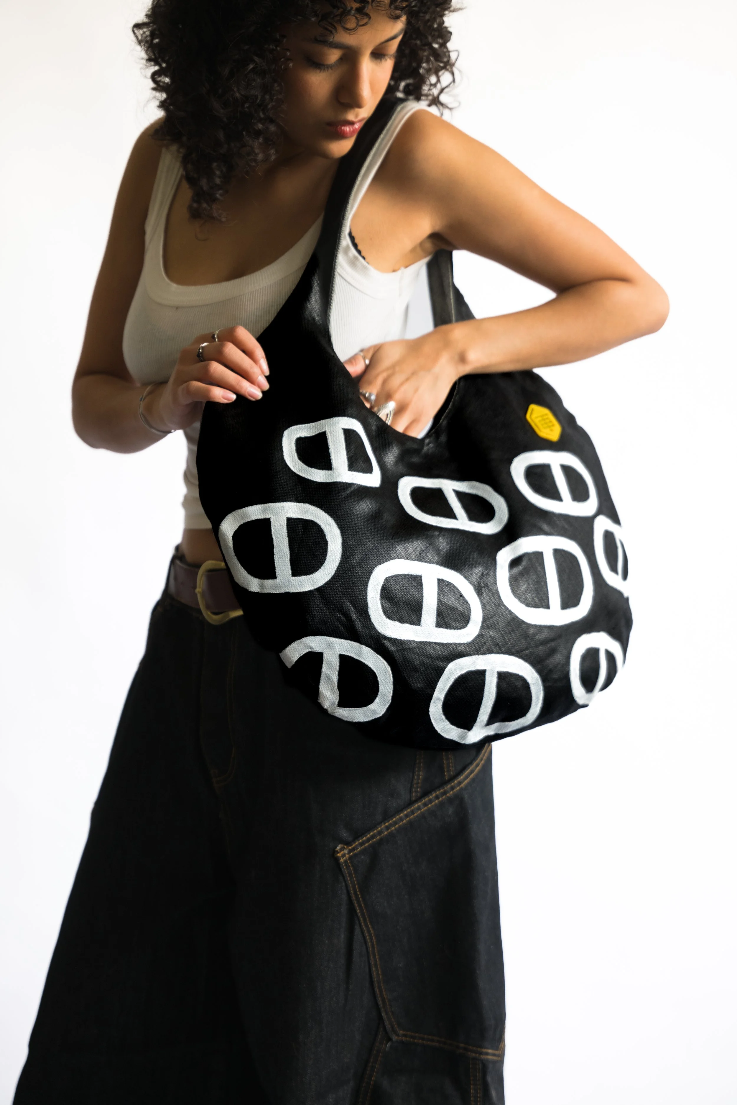 twinbull_Studio-Marks_Waxed_Canvas_Hobo_model1_1731.JPG